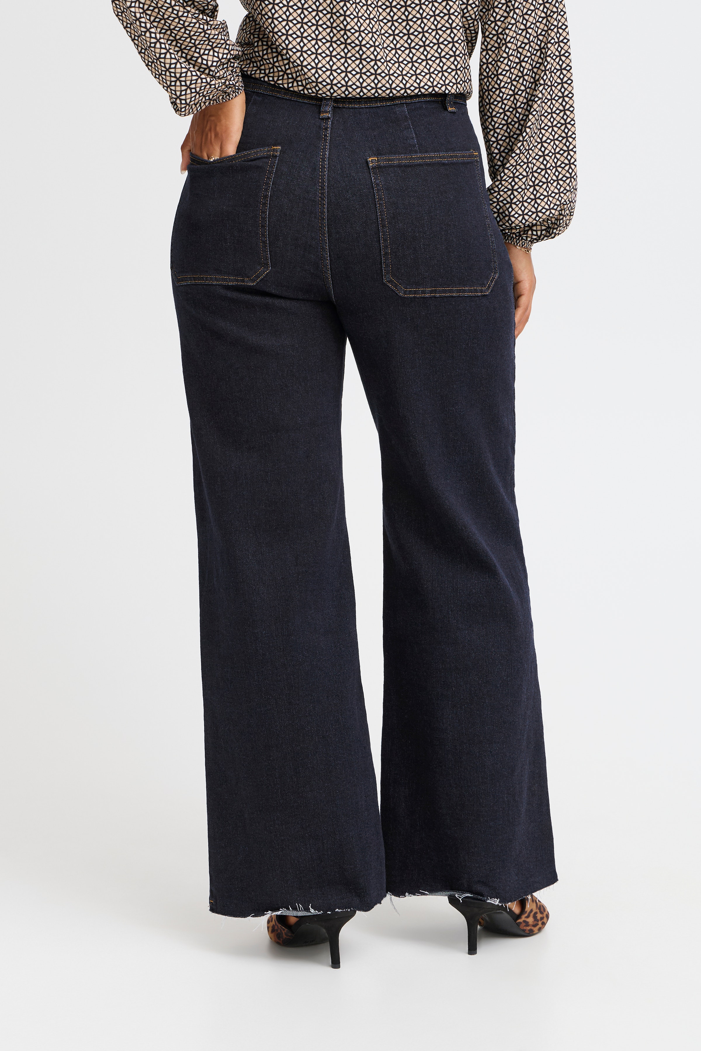SBIBELIN Trousers LOOKBOOK BACK 22100748-194118