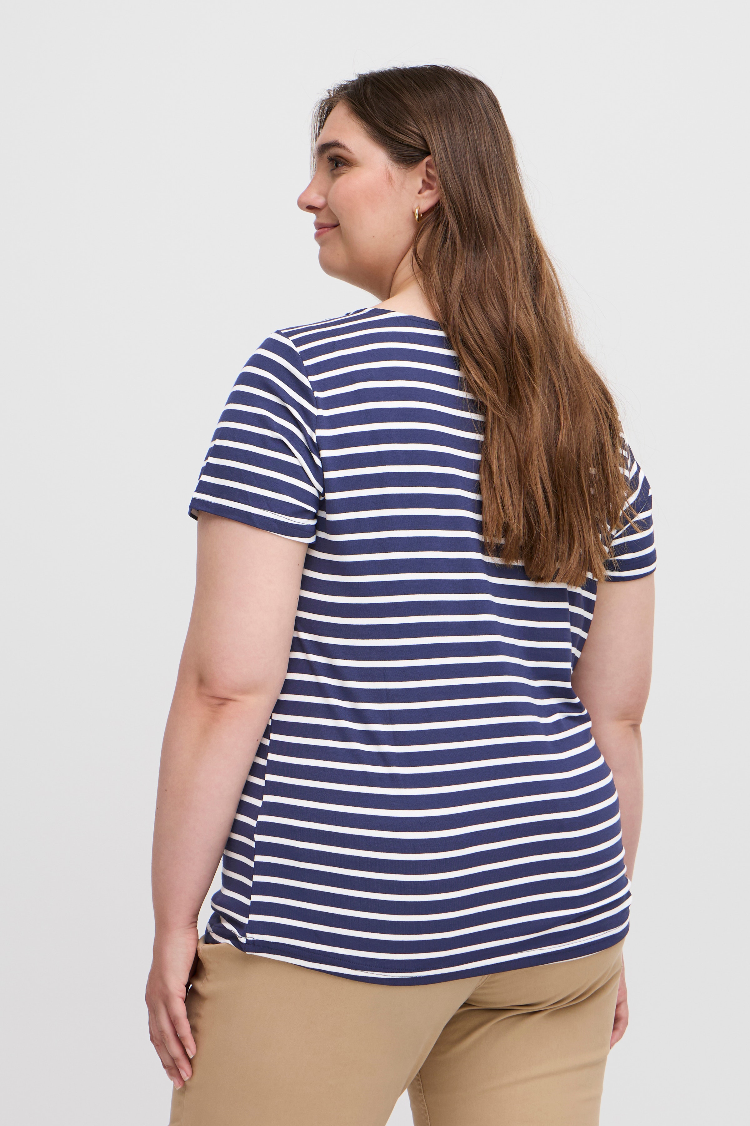 SWIVY T-shirt LOOKBOOK BACK 20614049-200119