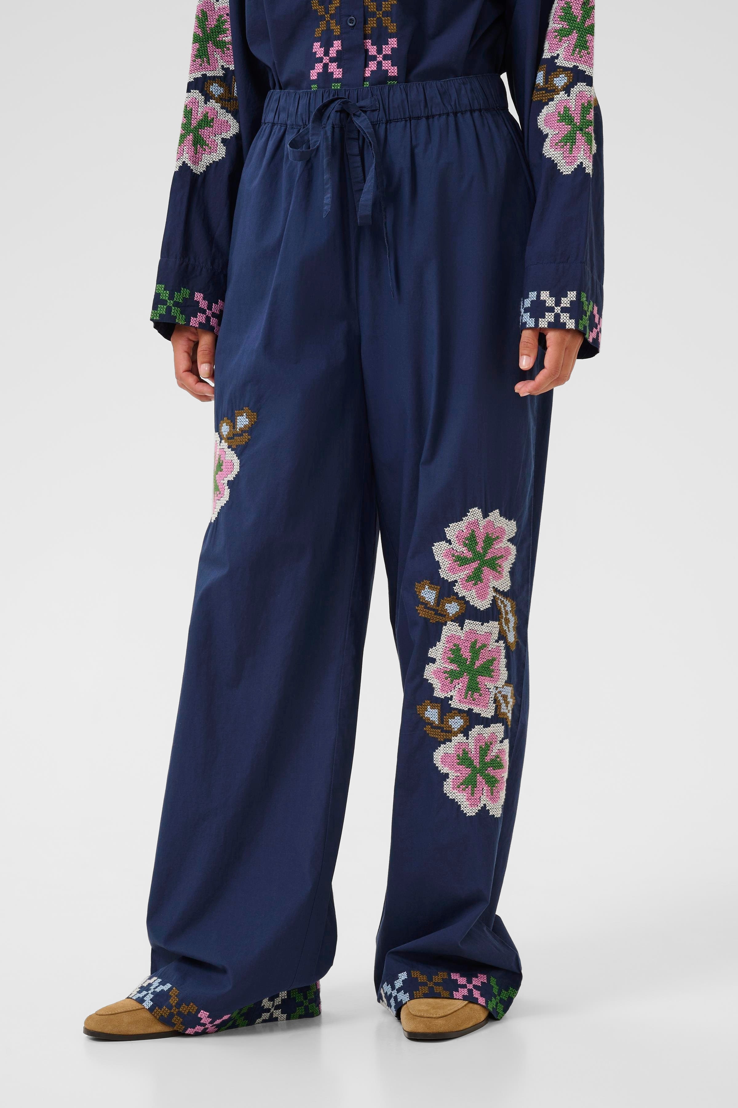 CUbreezy Hose mit Stickerei LOOKBOOK FRONT 50112706-194024