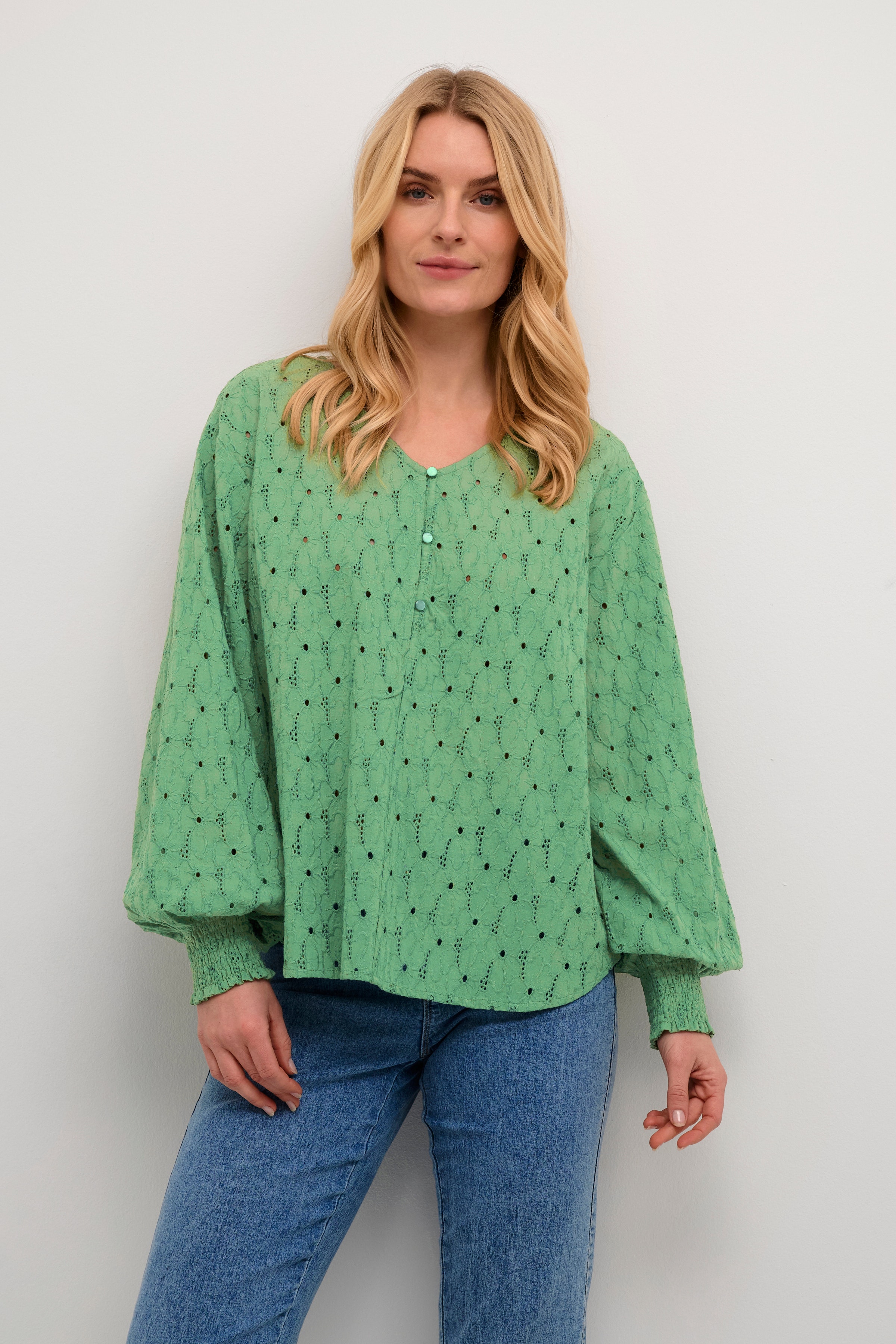 BPilona Blouse LOOKBOOK FRONT 10590444-176219B