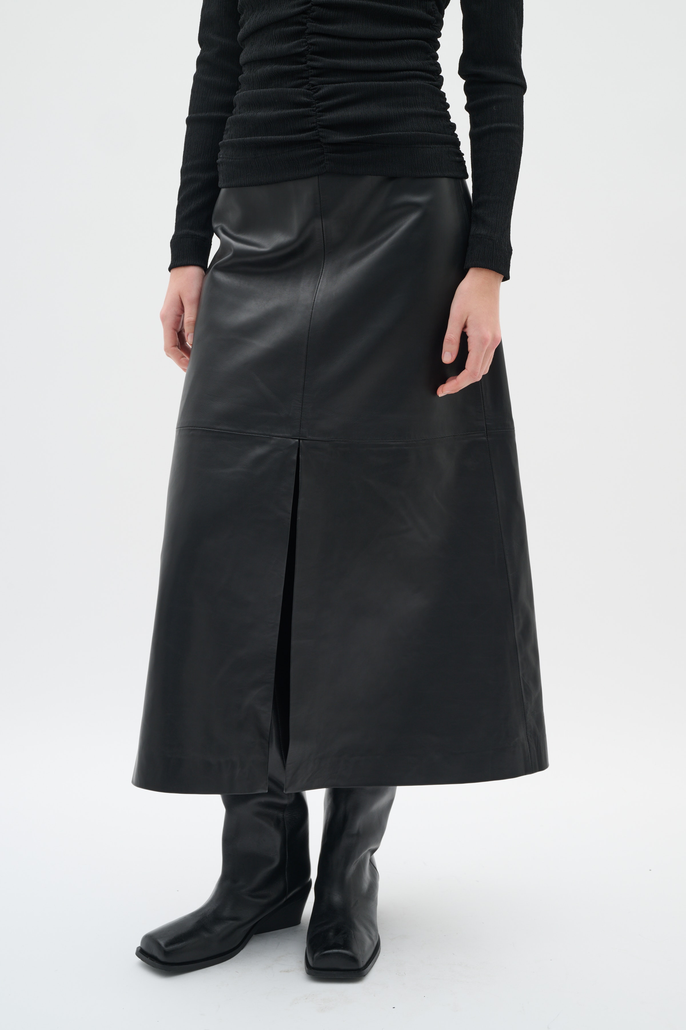 BrodiaIW Skirt LOOKBOOK FRONT 30110999-194008