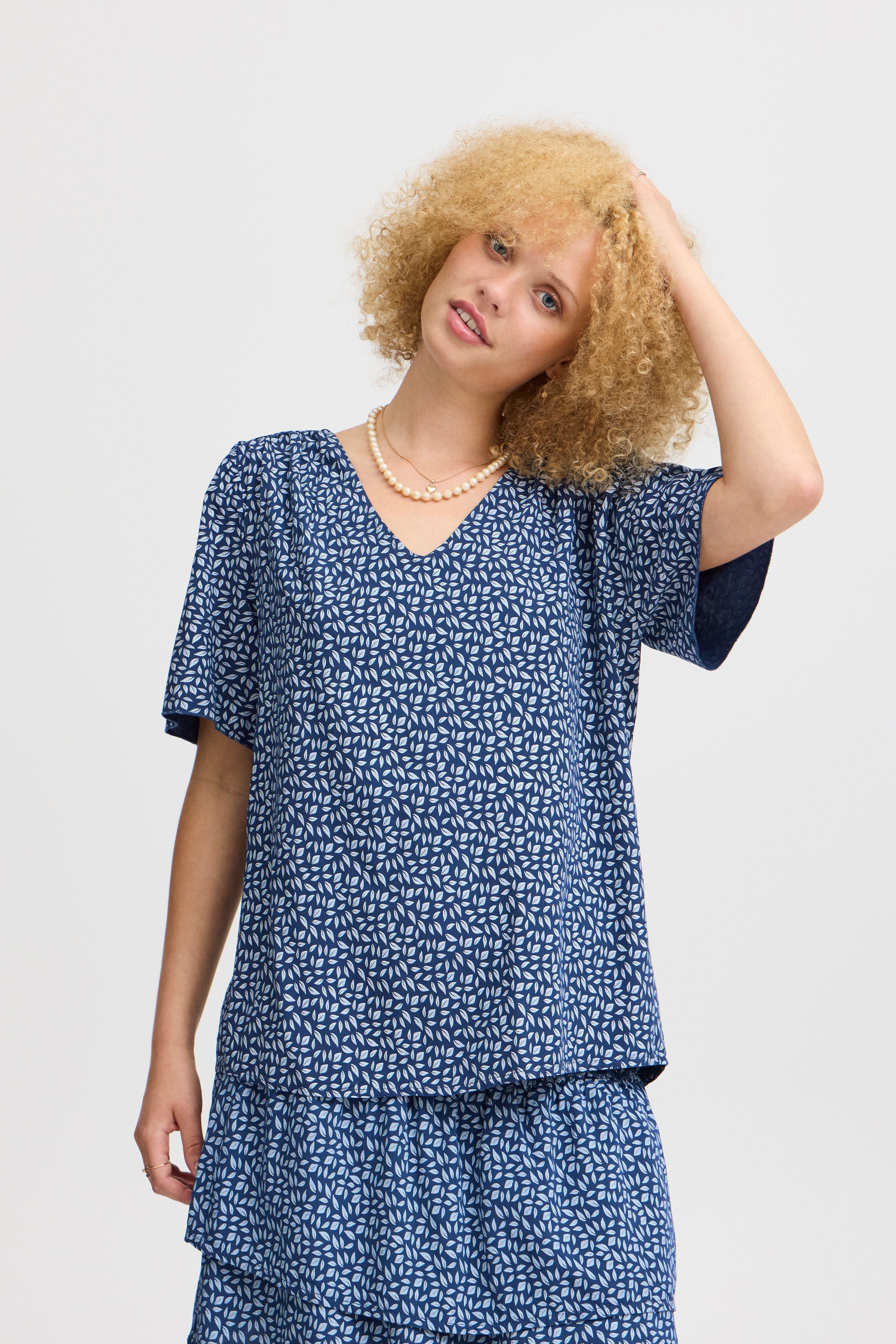 SBGINA Bluse LOOKBOOK FRONT 22100632-193923