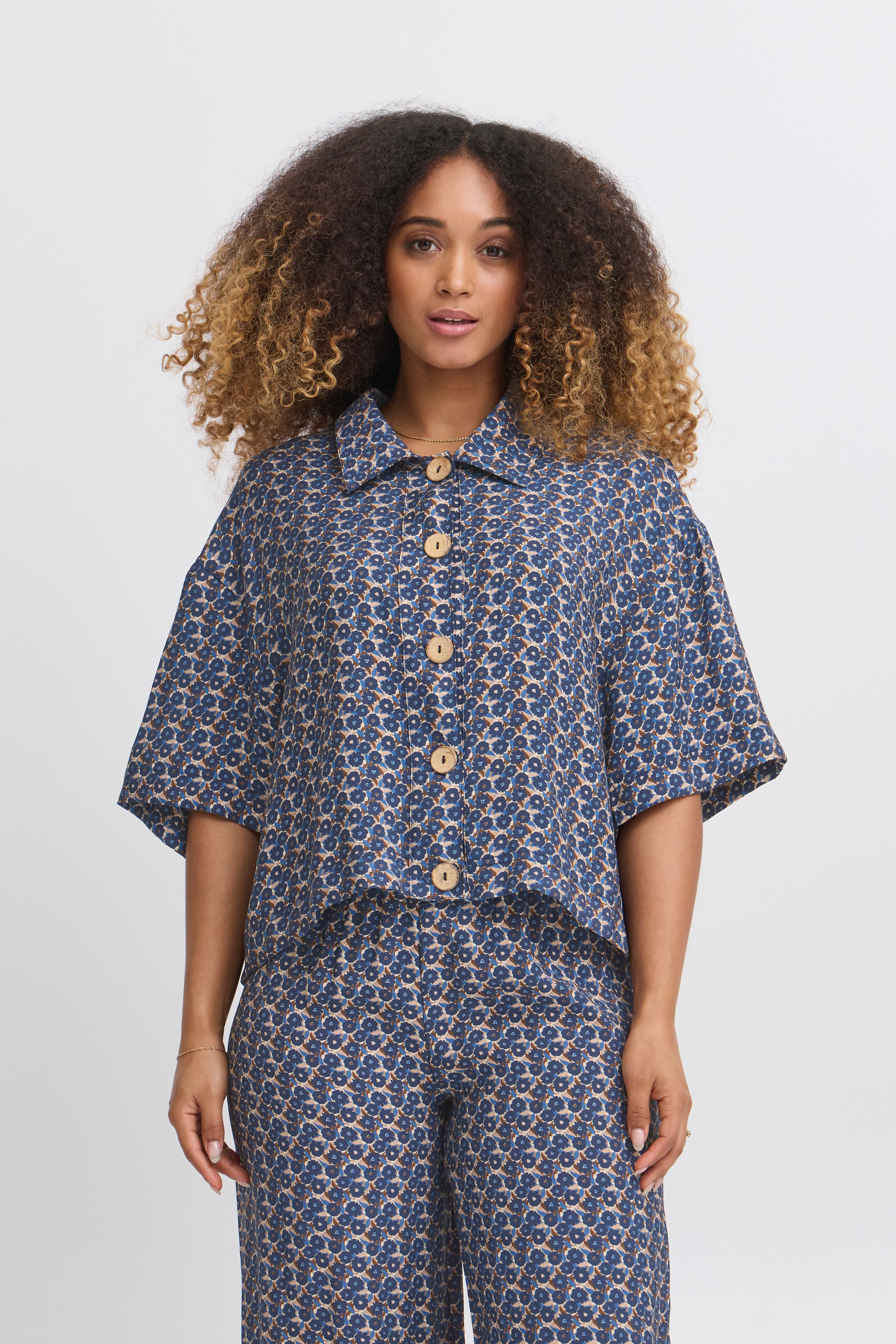 SBLEELOO Bluse LOOKBOOK FRONT 22100898-194030