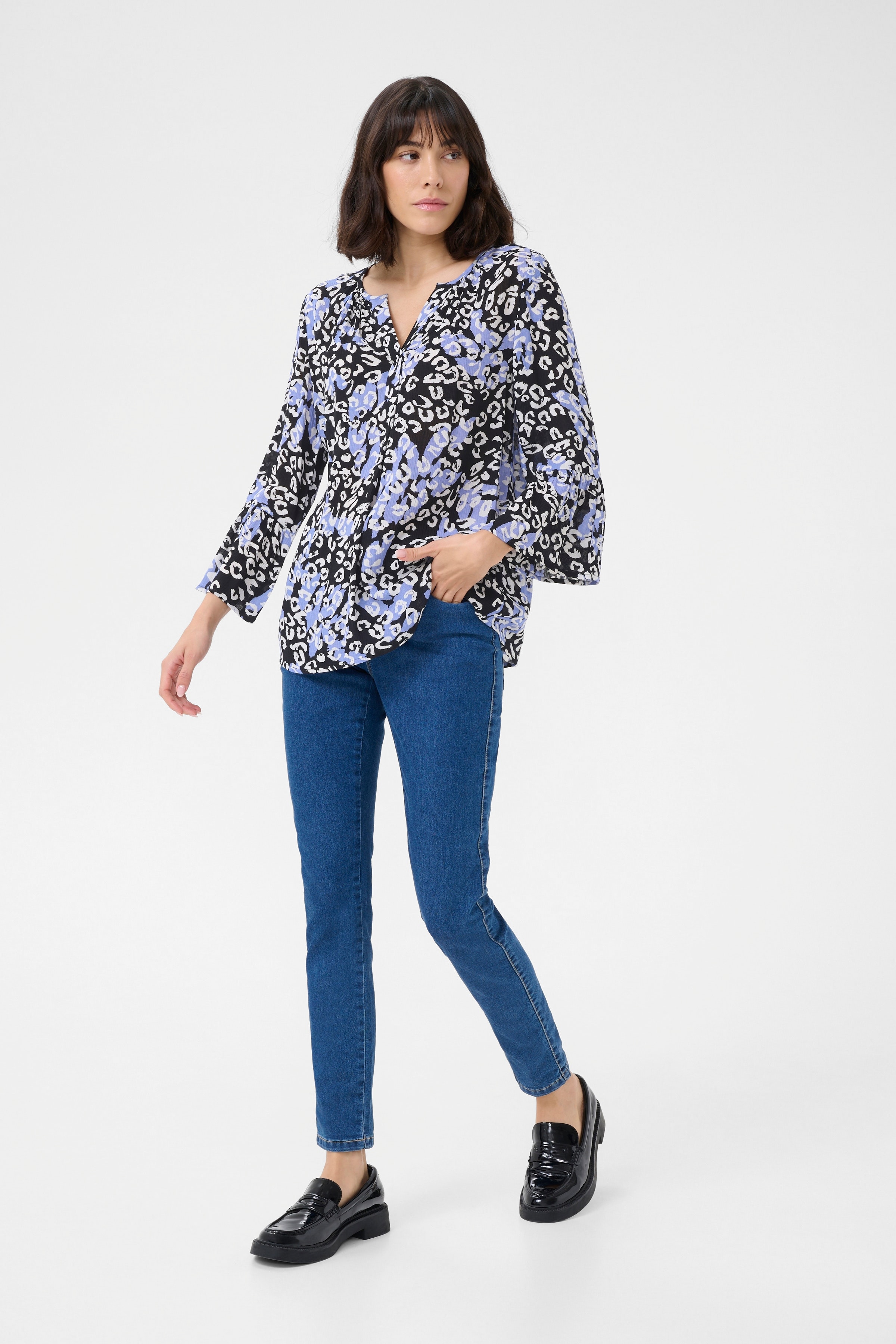 KAlea Blouse LOOKBOOK FRONT 10510211-107830