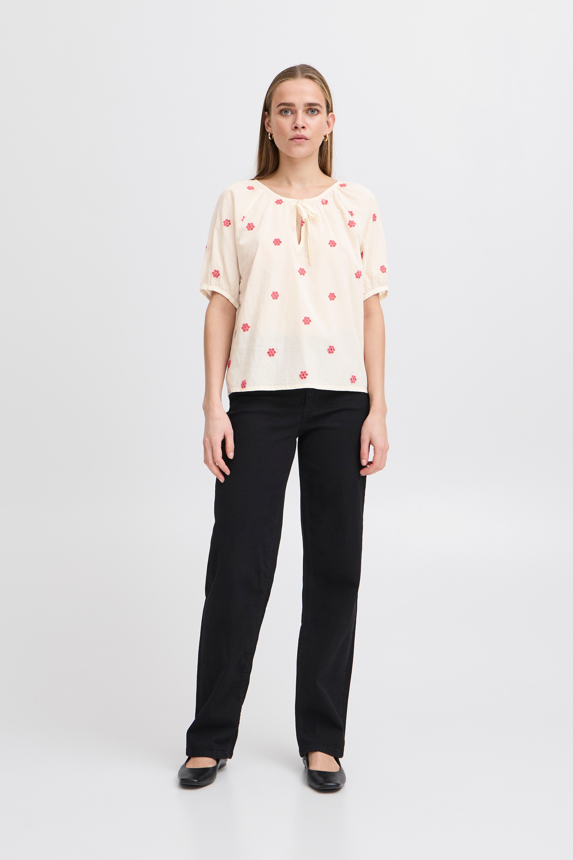 Kortermet bluse LOOKBOOK FRONT 20122831-124301