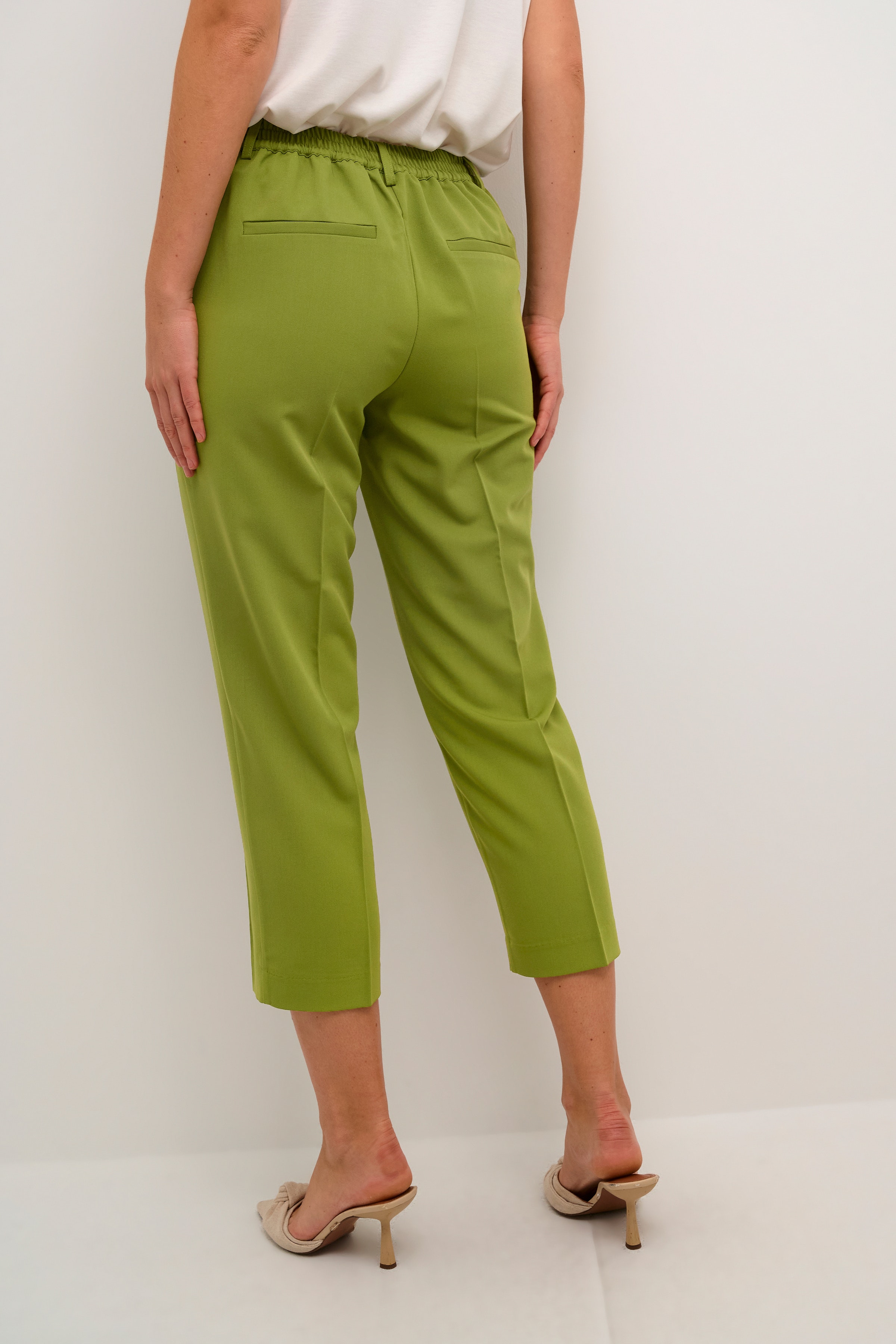 KAsakura Cropped Pants LOOKBOOK BACK 10506127-180435