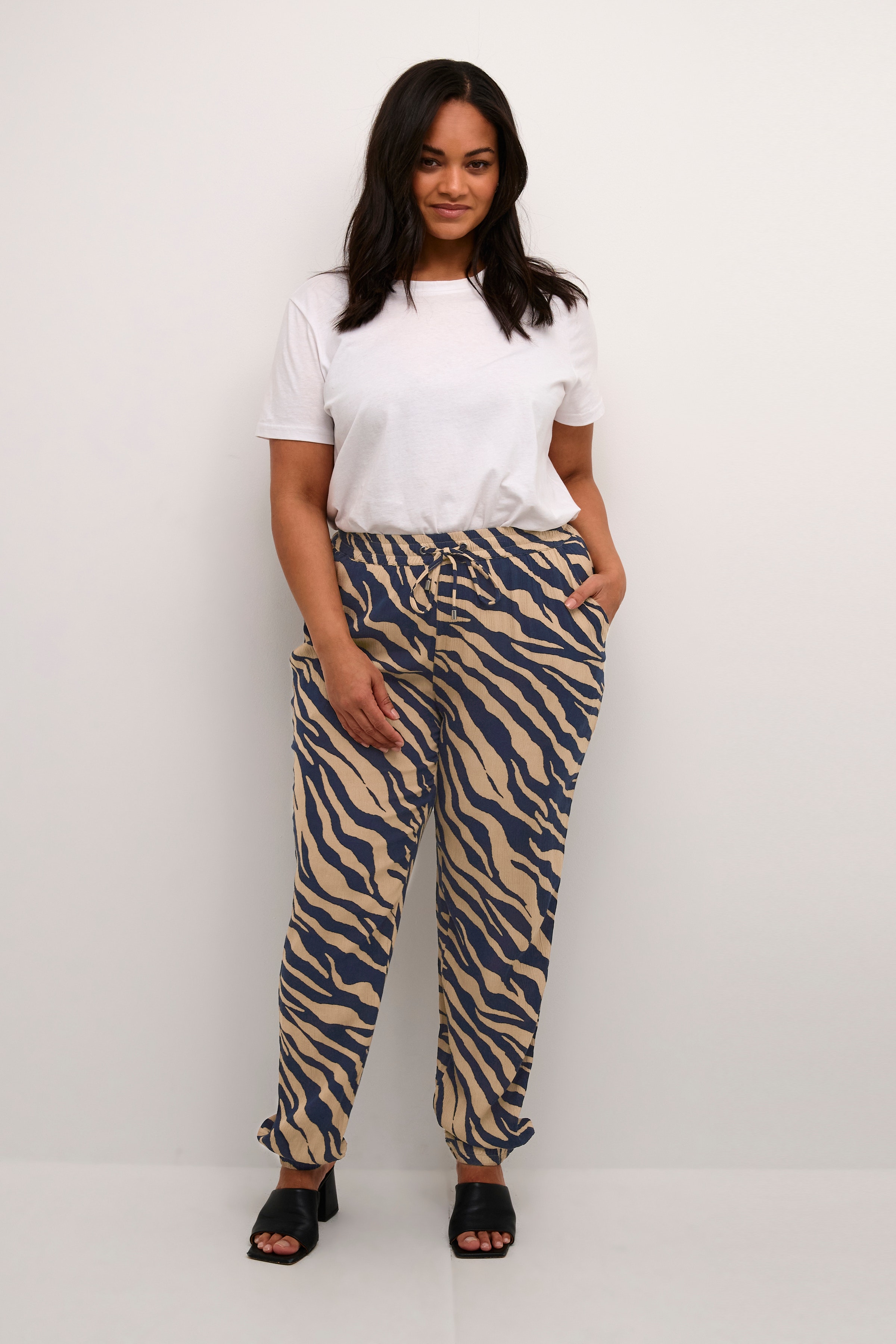 KCmarca Pantalon LOOKBOOK FRONT 10581681-106332