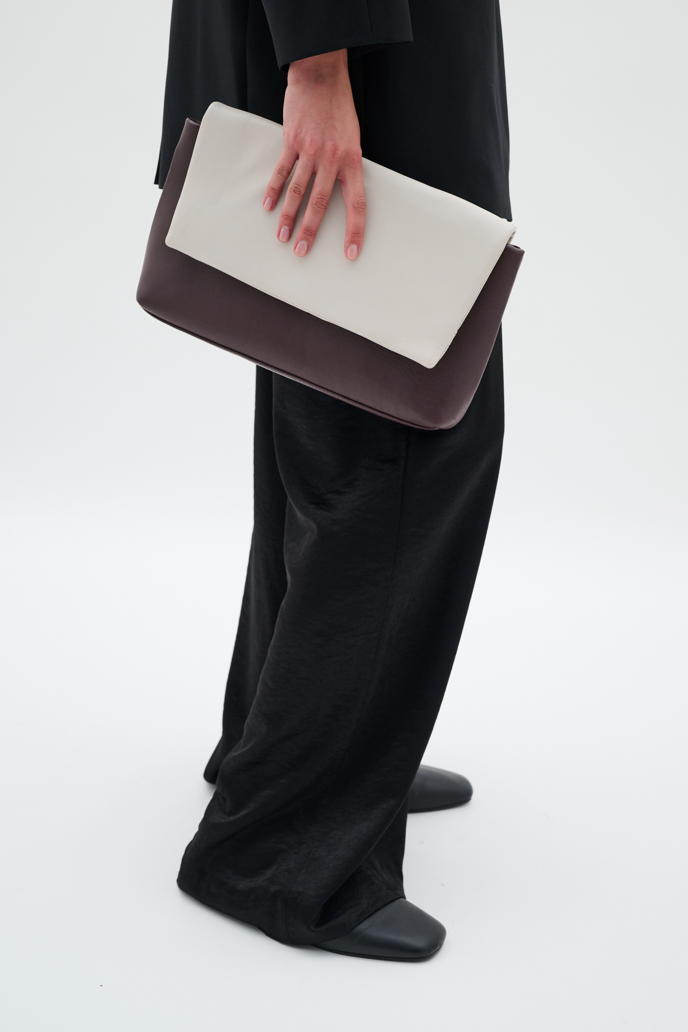 RadaIW Clutch Pose LOOKBOOK FRONT 30109559-191518