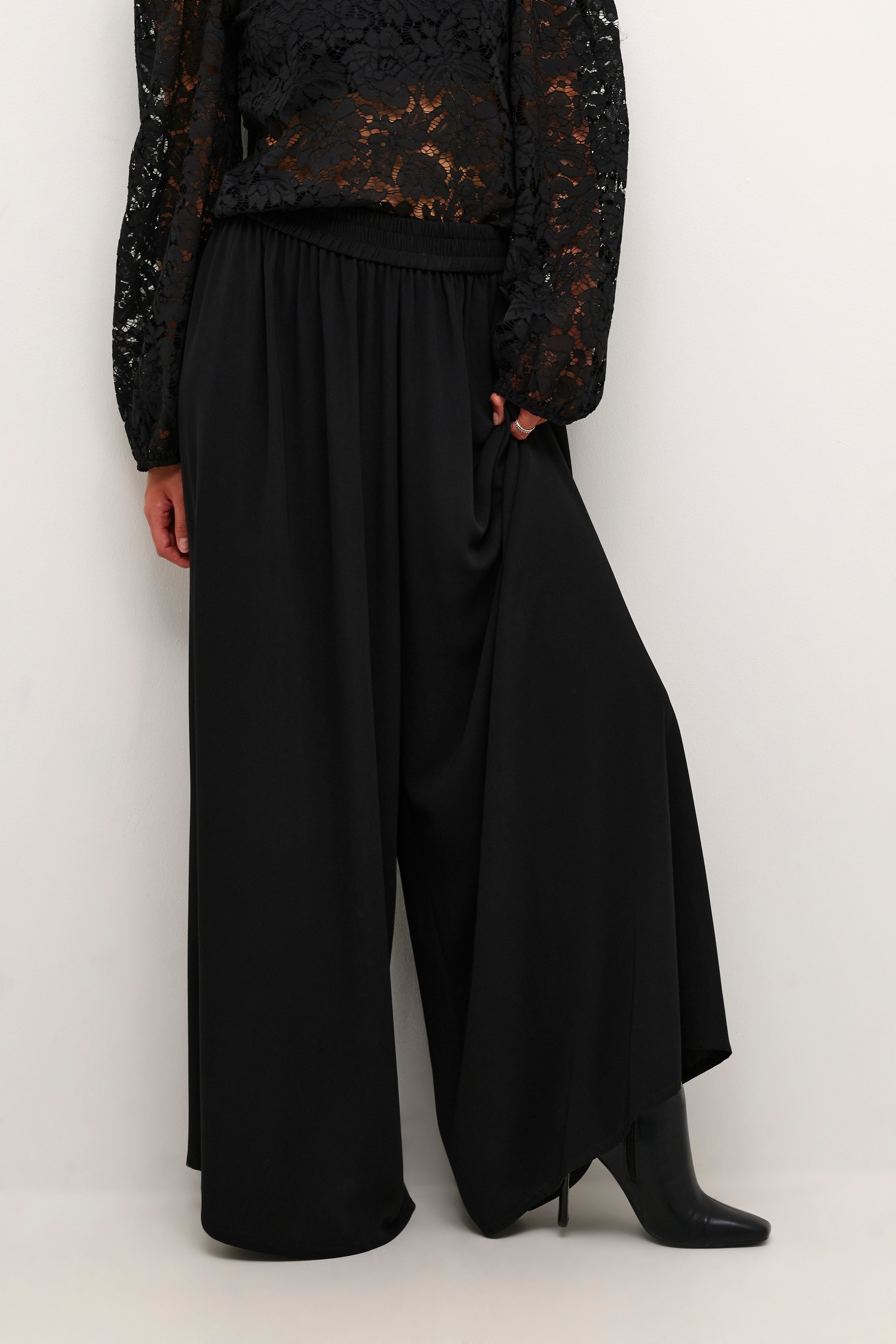 KAillis Trousers LOOKBOOK FRONT 10509162-100121