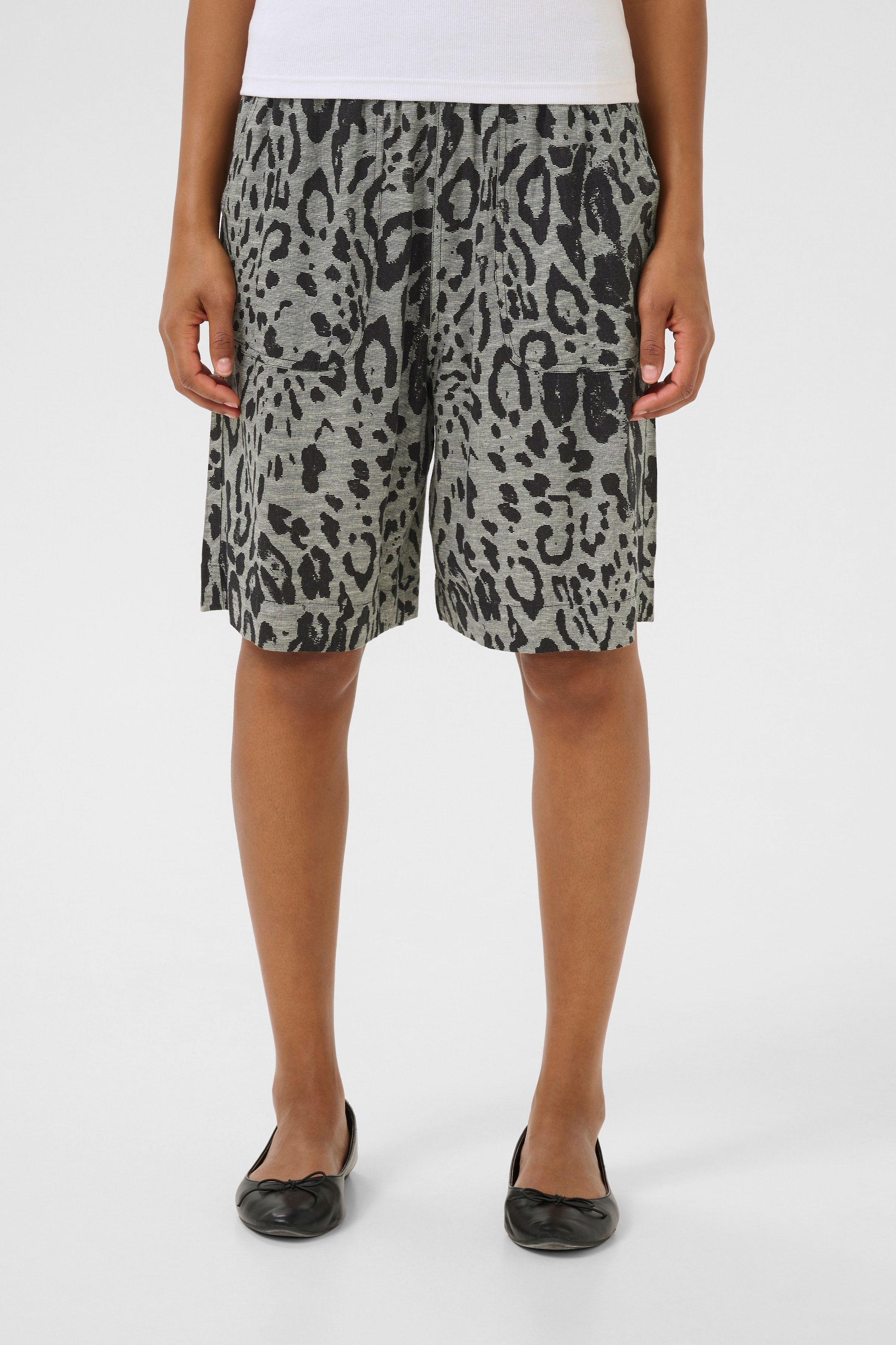 KAmilia Linen Shorts LOOKBOOK FRONT 10509668-107126