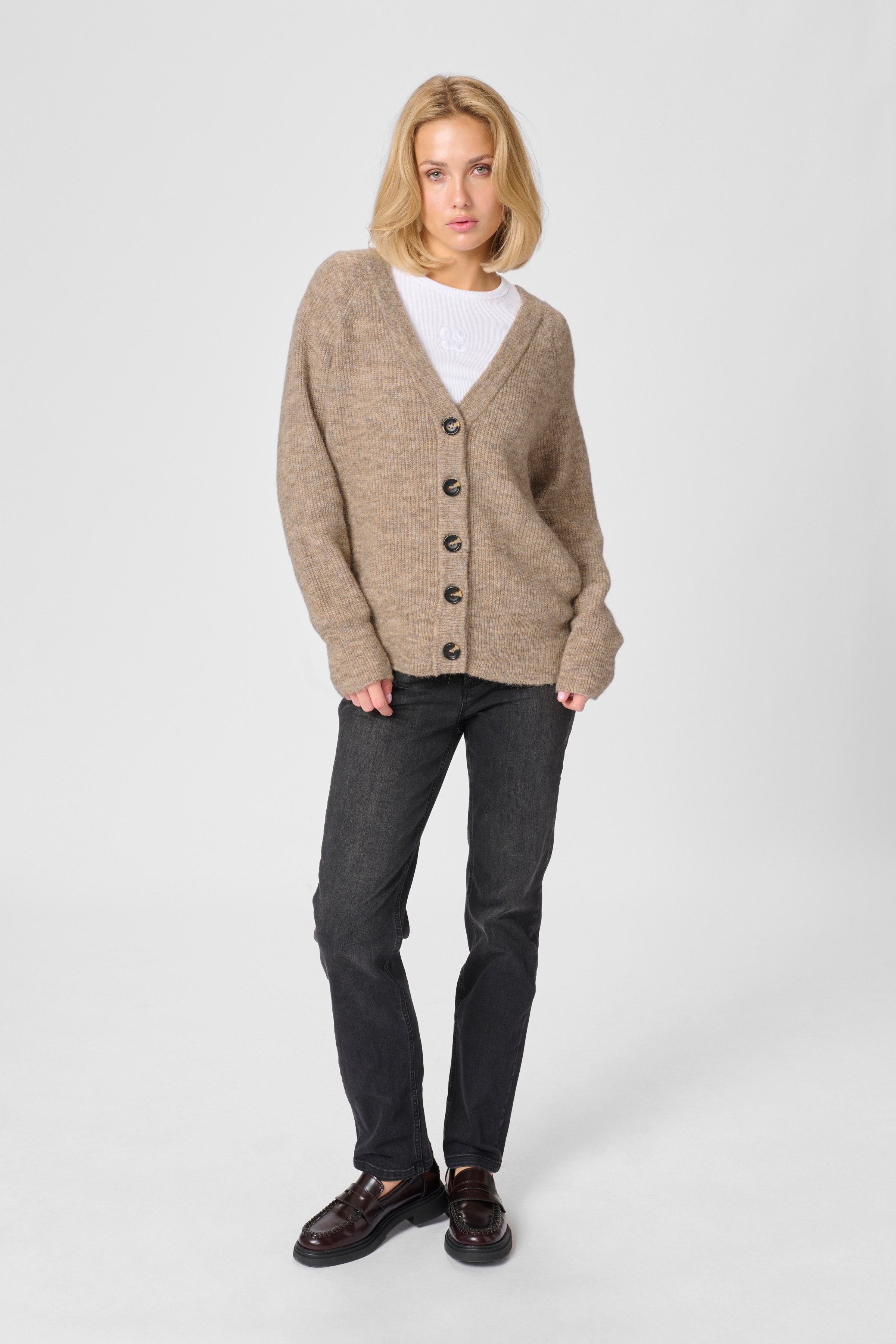 04 THE KNIT CARDIGAN LOOKBOOK FRONT 10703604-1710091