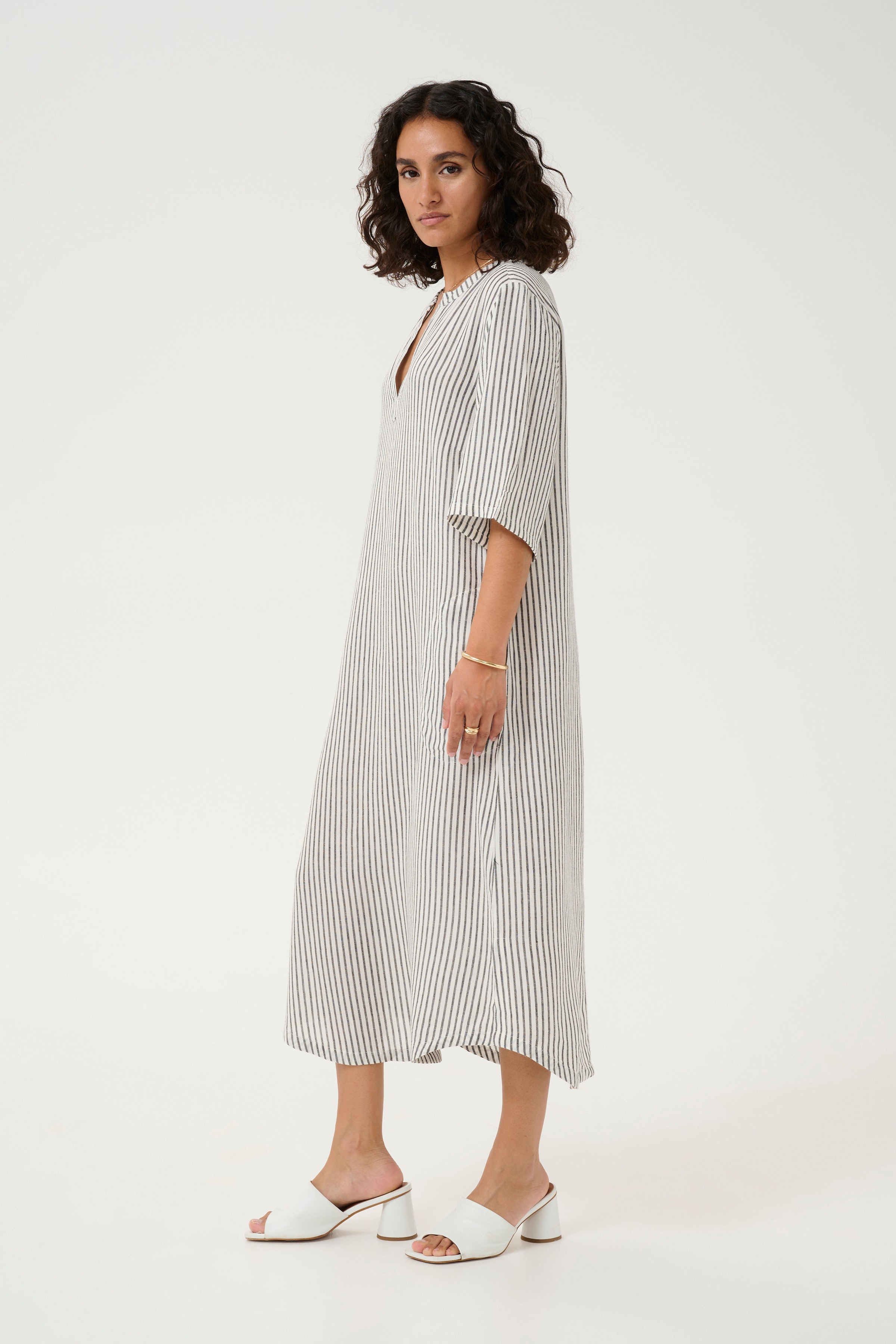 KAmilia Linen dress LOOKBOOK FRONT 10508312-105465