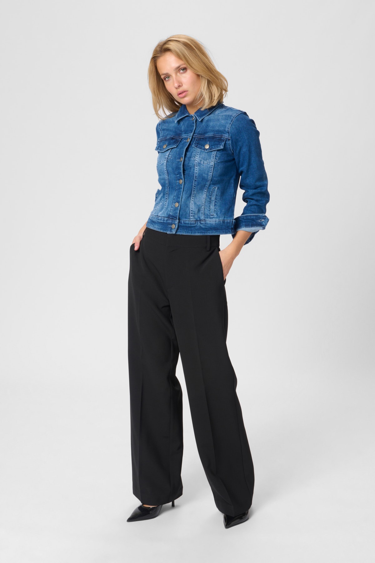 29 THE TAILORED PANT LOOKBOOK FRONT 10703972-100031