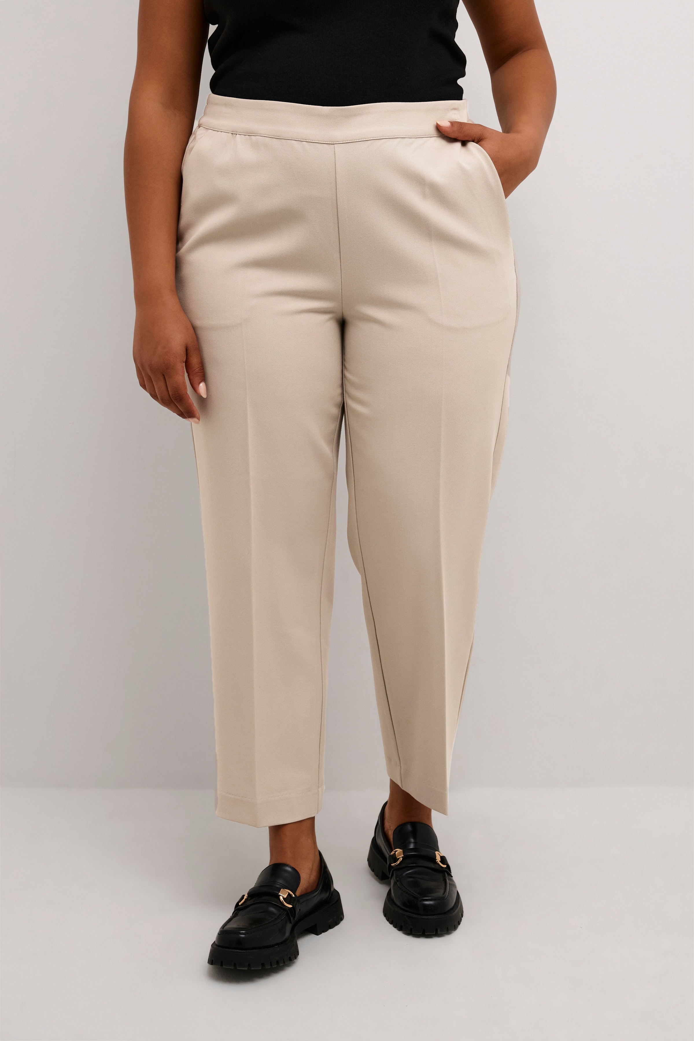 KCsakira Cropped Trousers LOOKBOOK FRONT 10580650-151305