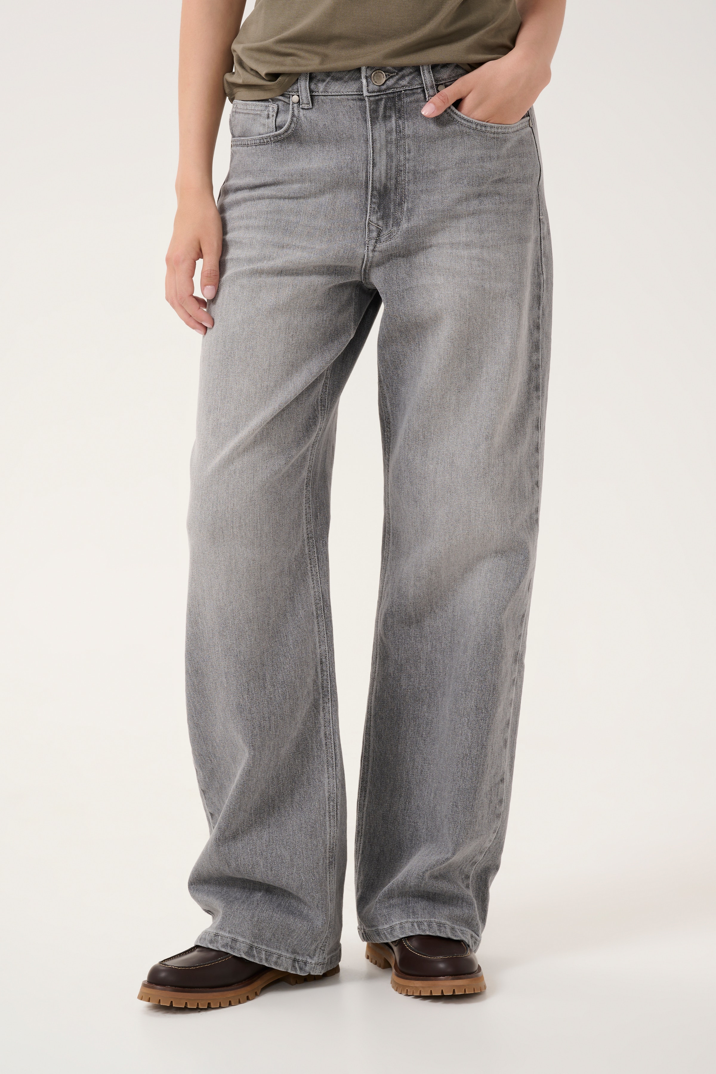 05 THE LOUIS HIGH WIDE LOOKBOOK FRONT 10704222-100074