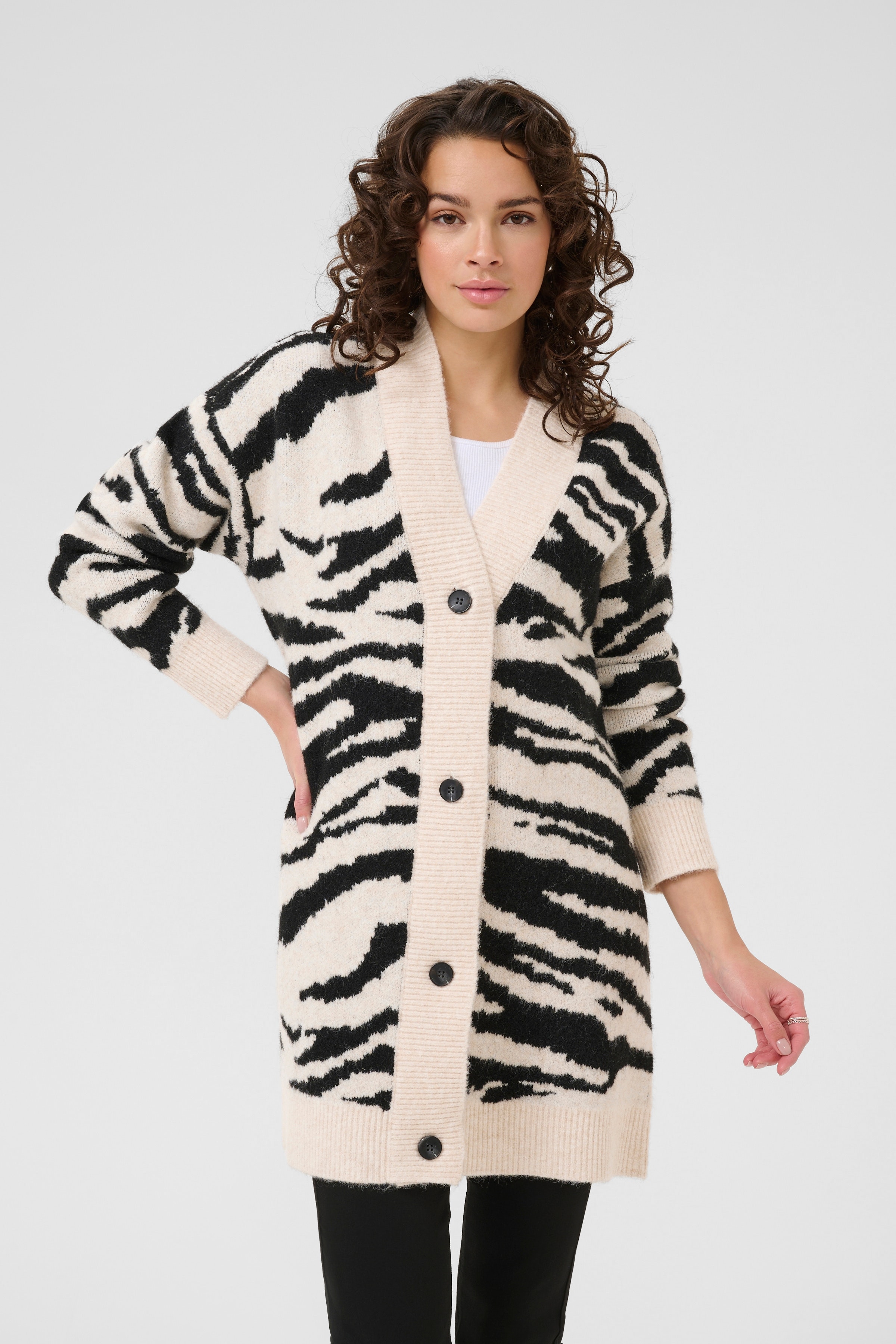 KAsandra Cardigan LOOKBOOK FRONT 10510667-108299