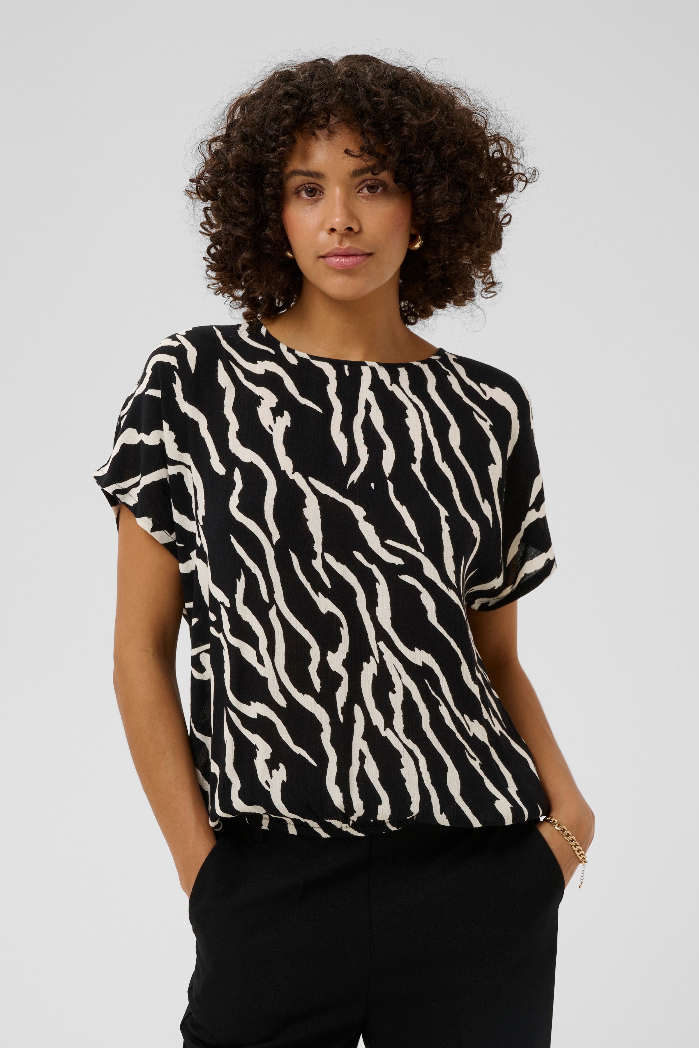 KAamber Bluse LOOKBOOK FRONT 10508257-103939