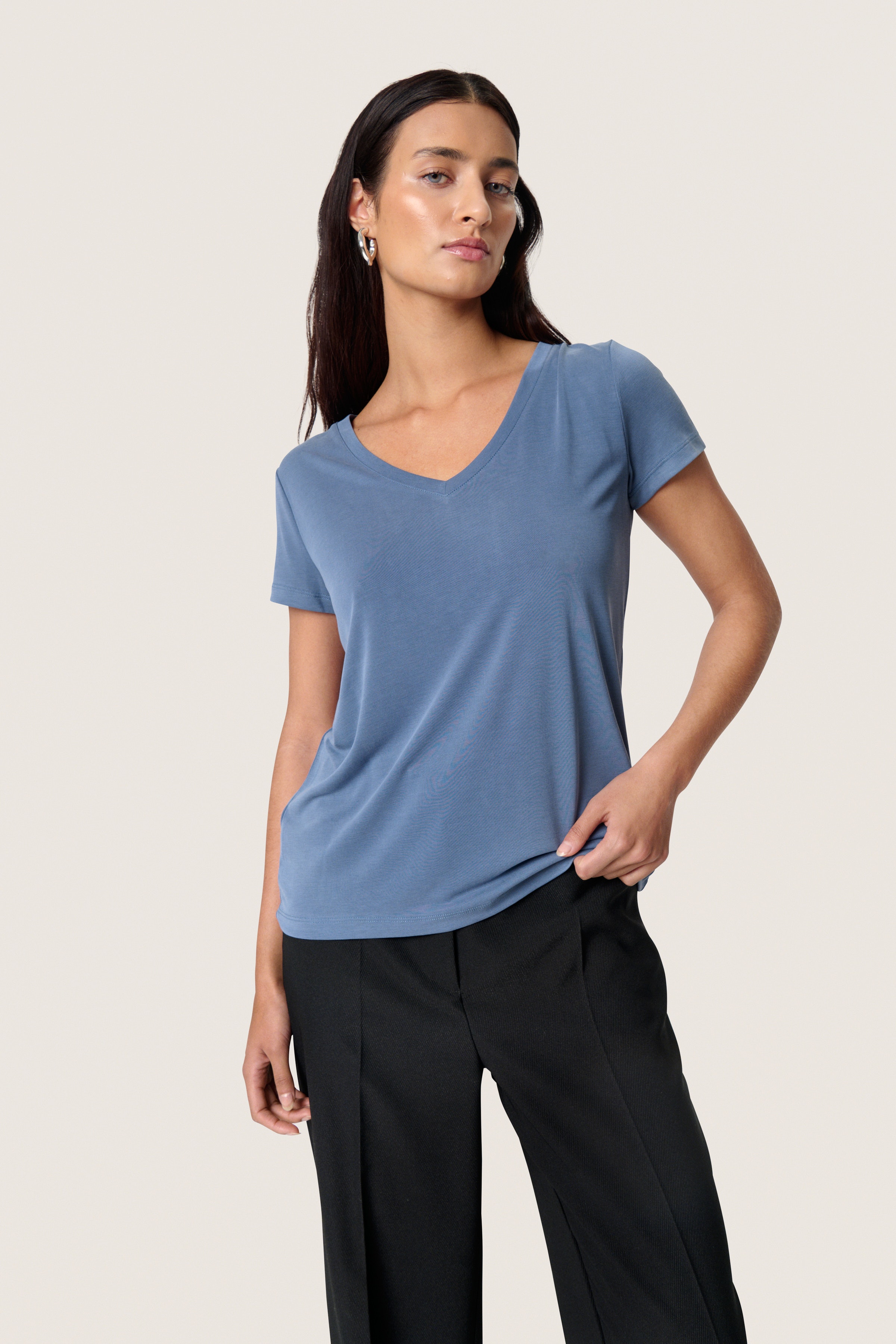SLColumbine V-neck T-shirt LOOKBOOK FRONT 30404284-183921