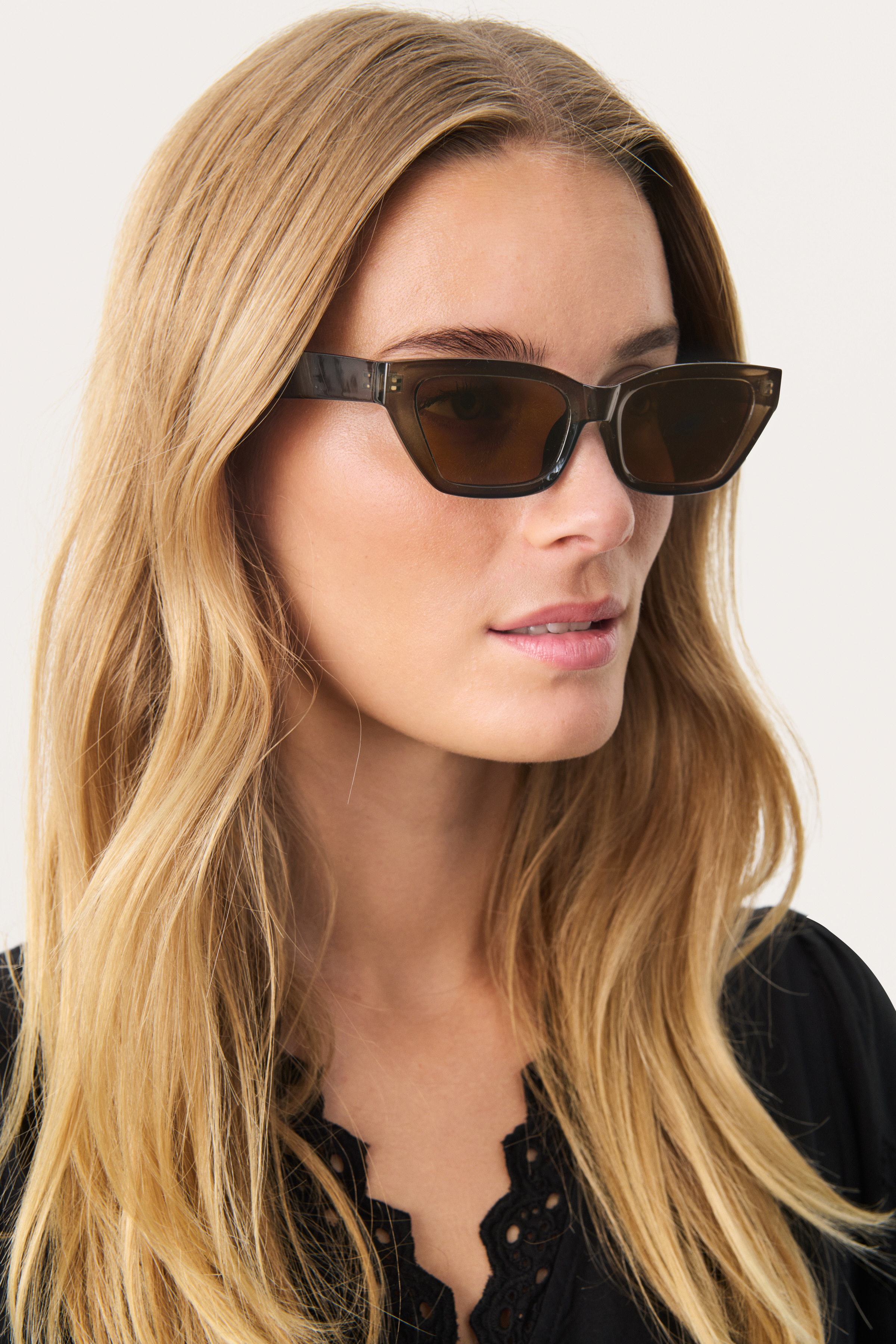 RebbiePW Solglasögon LOOKBOOK FRONT 30309693-190820