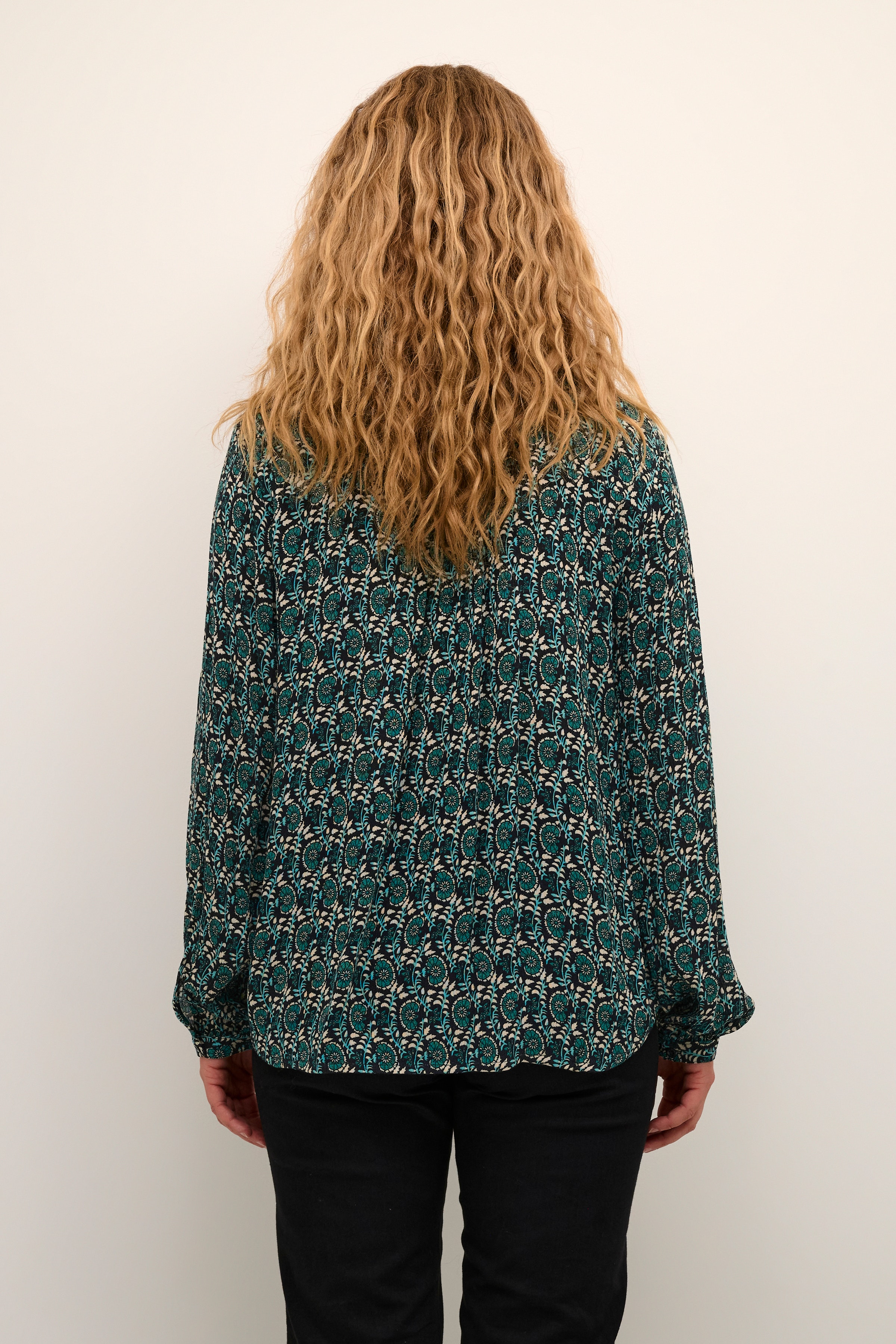 KAkarina Blouse LOOKBOOK FRONT 10507893-104894