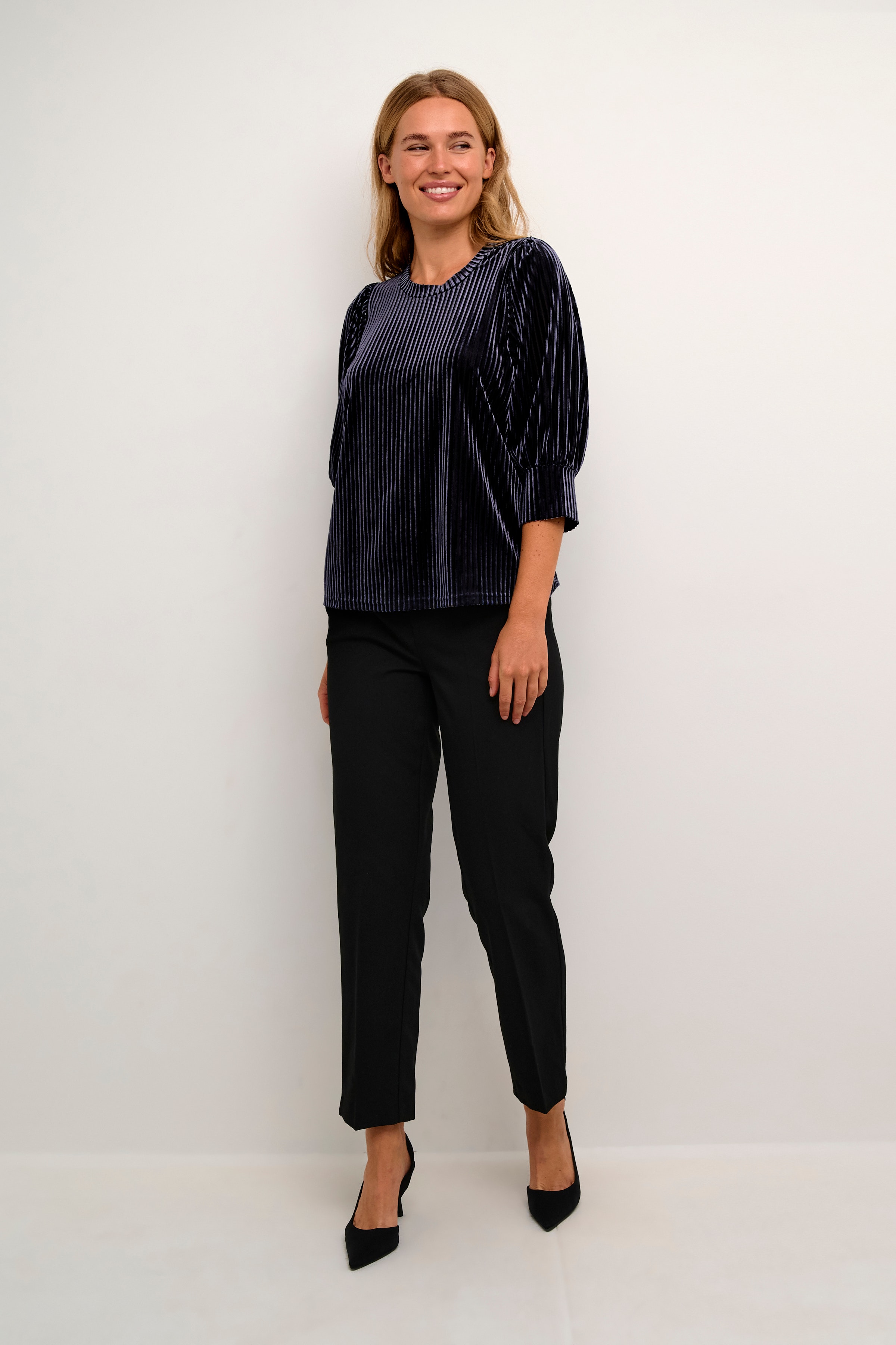 KAcaca Velour blouse LOOKBOOK FRONT 10503887-194020