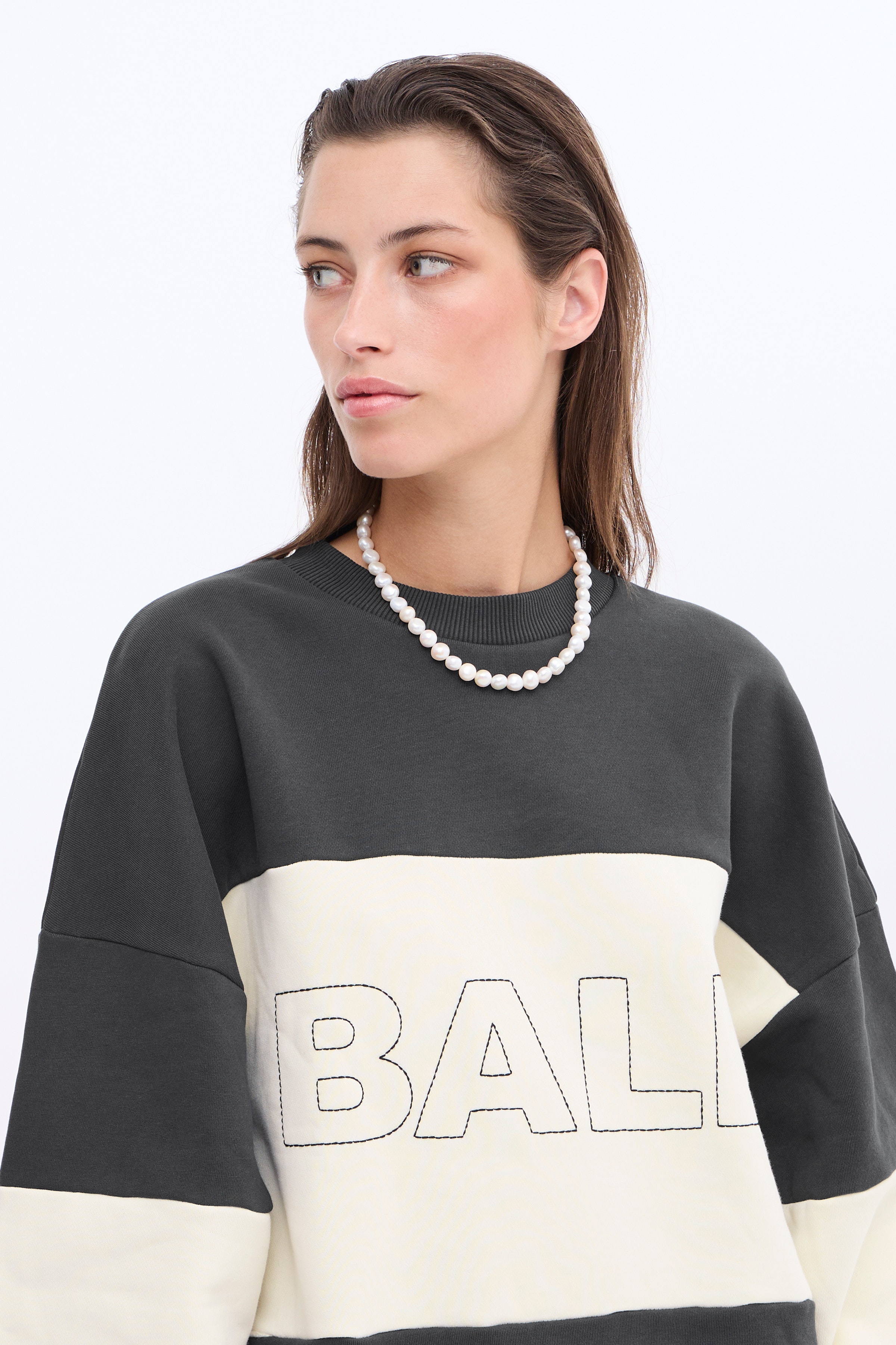 BALL SUMMER CHAIN CREW NECK LOOKBOOK DETAIL 50405205-B1001