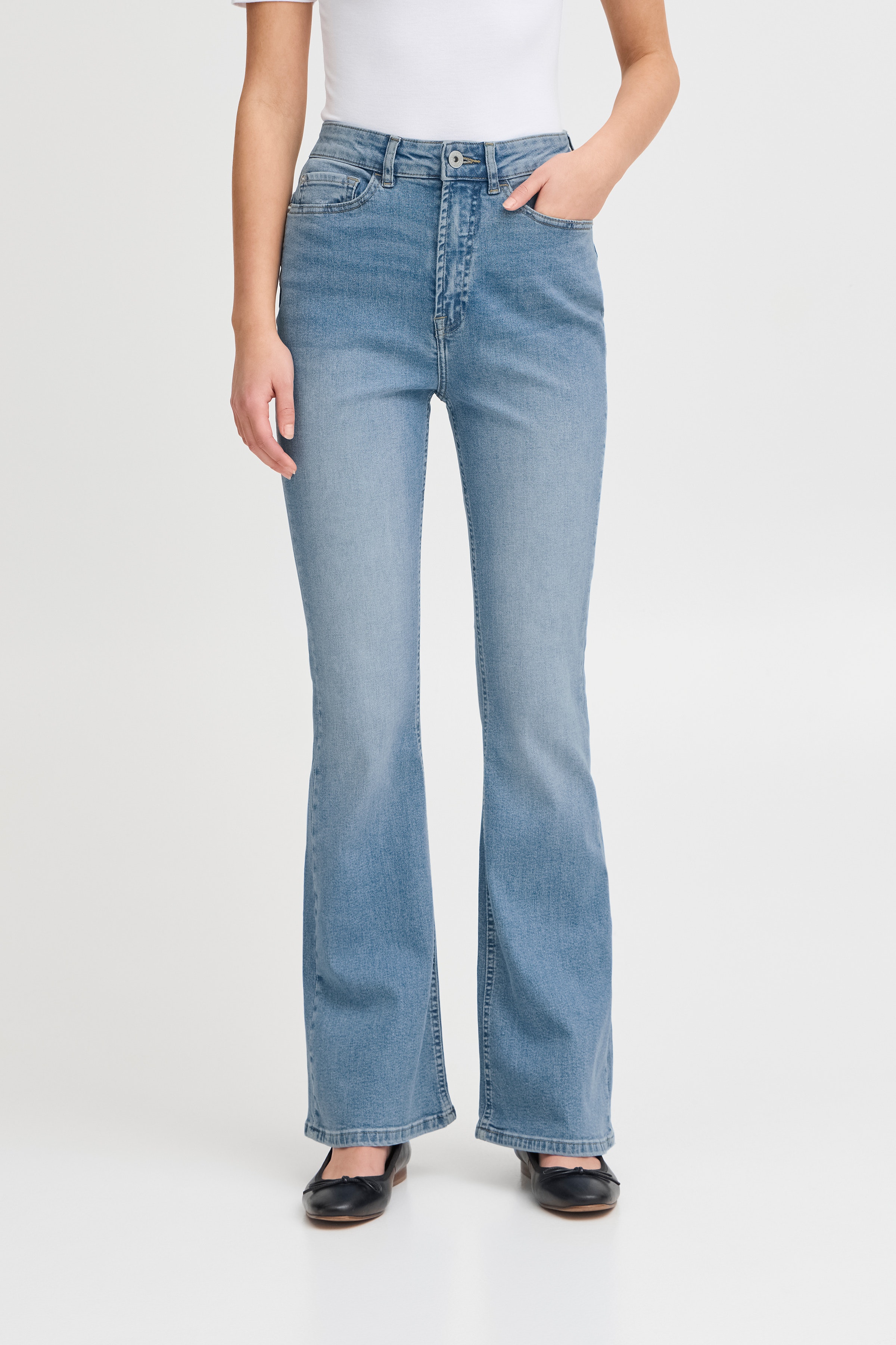 IHTWIGGY FLAIRED HIGH WAIST Jeans LOOKBOOK FRONT 20122437-200343