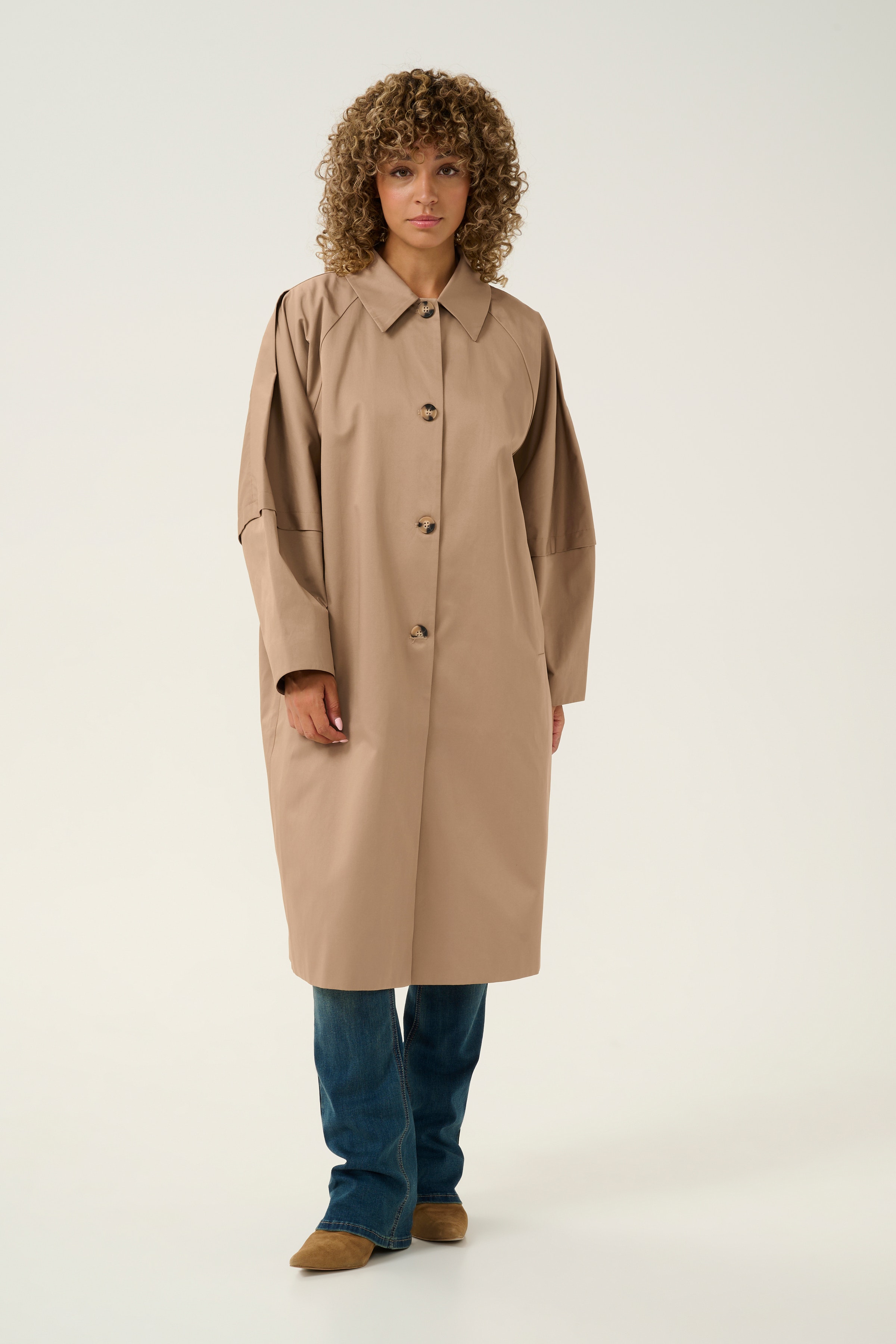 CRThura Trenchcoat LOOKBOOK FRONT 10613107-171022