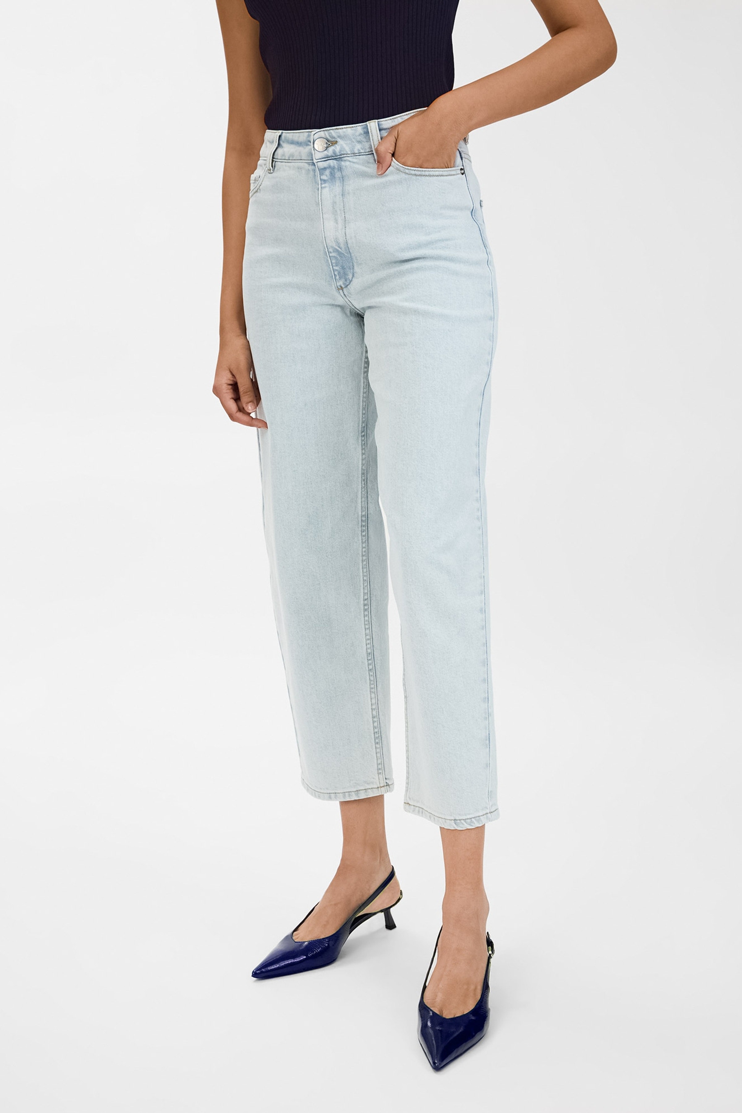 PETRA JEANS LOOKBOOK FRONT 30600612-BL806