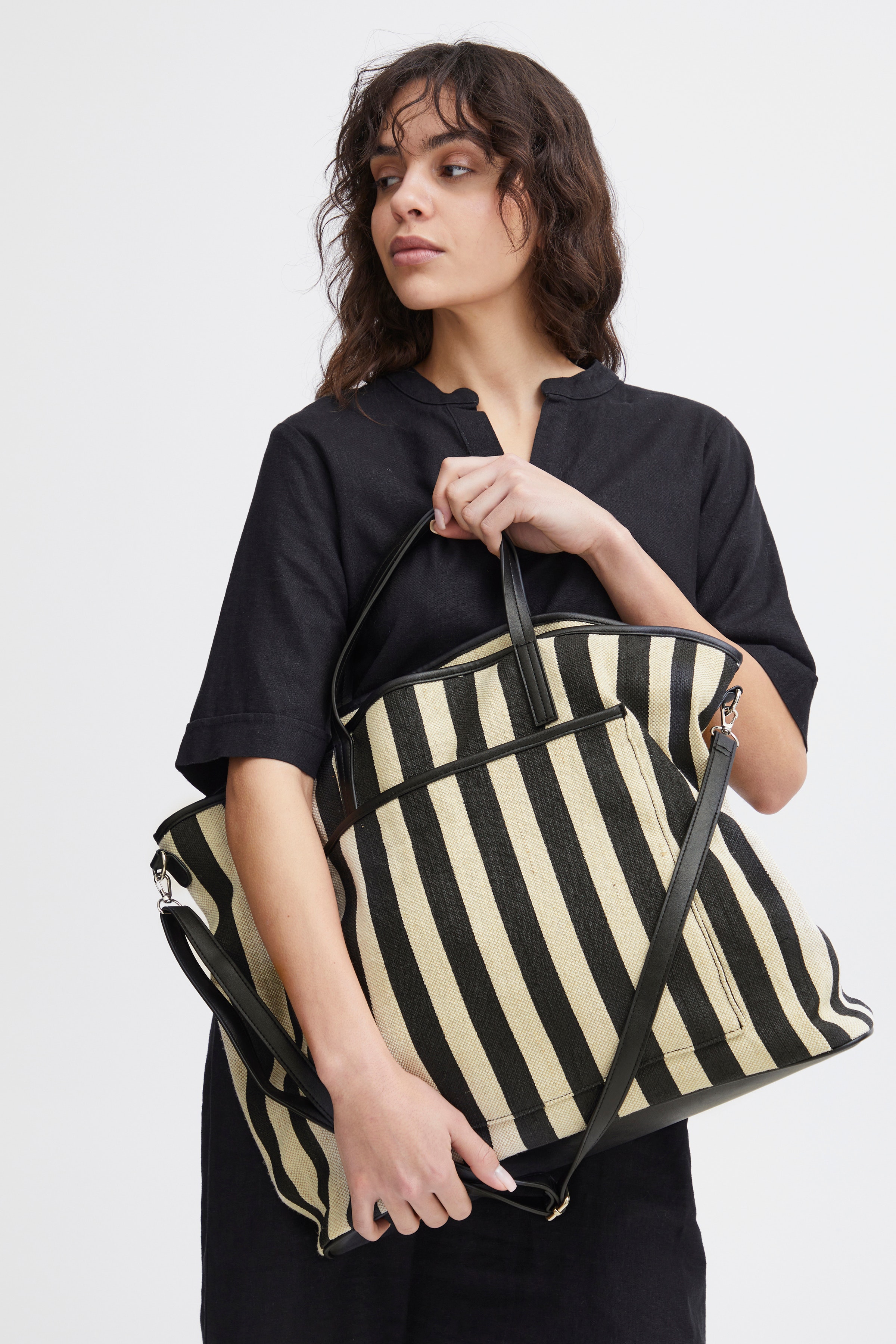 IANURRA Pose LOOKBOOK FRONT 20120960-151308