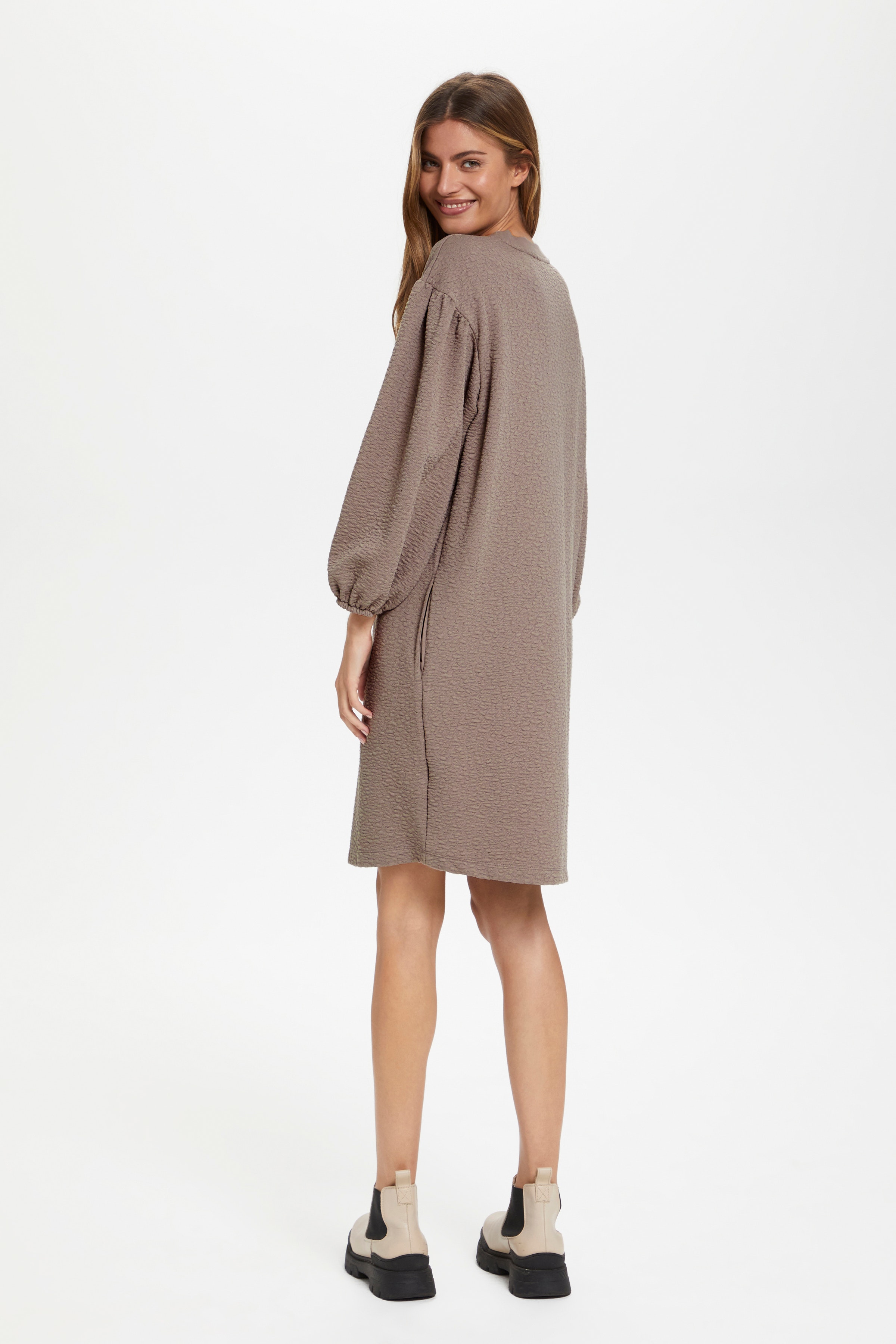 KadieSZ Dress

 LOOKBOOK BACK 30511698-181210