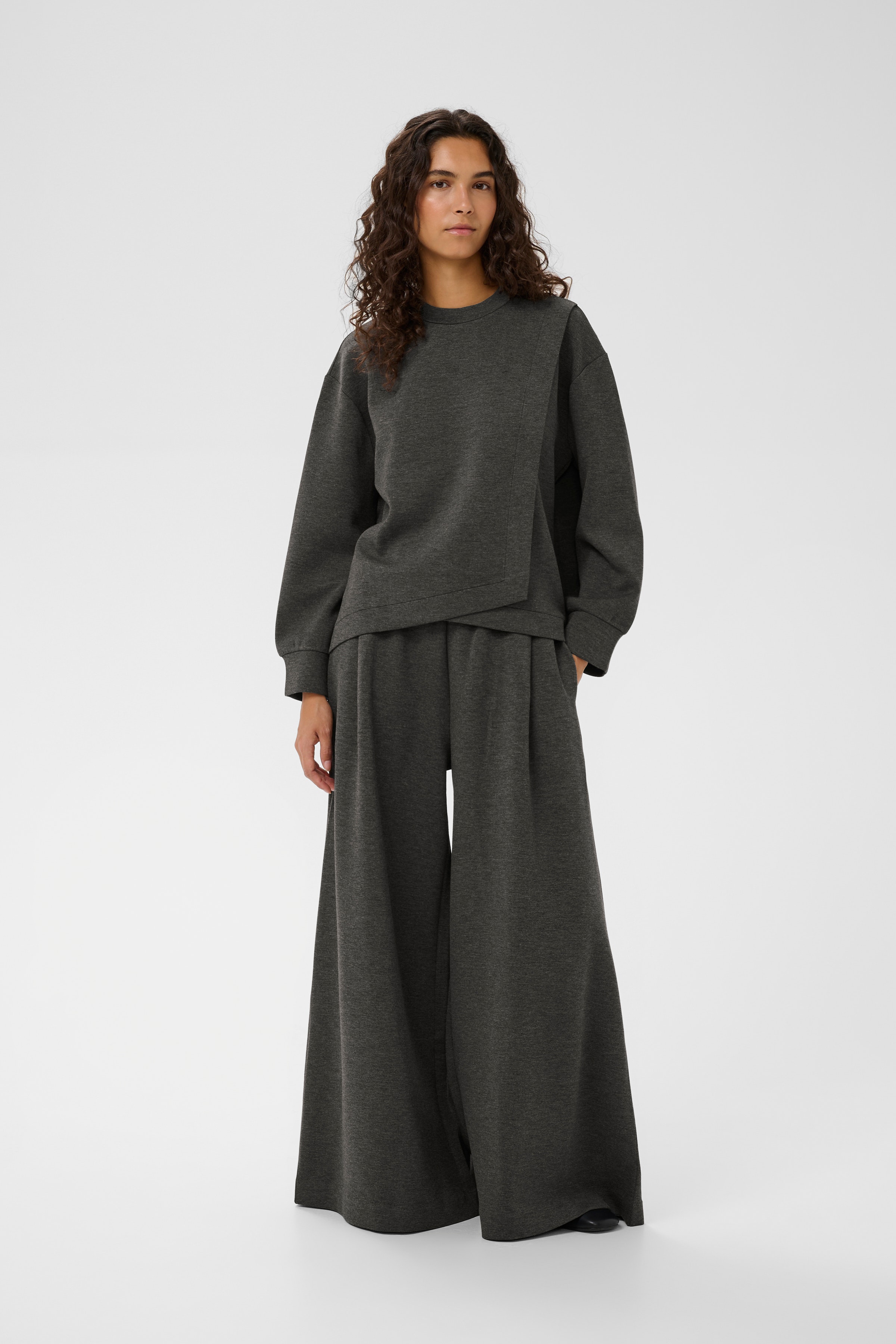 GidaIW Sweatshirt LOOKBOOK FRONT 30111104-300596