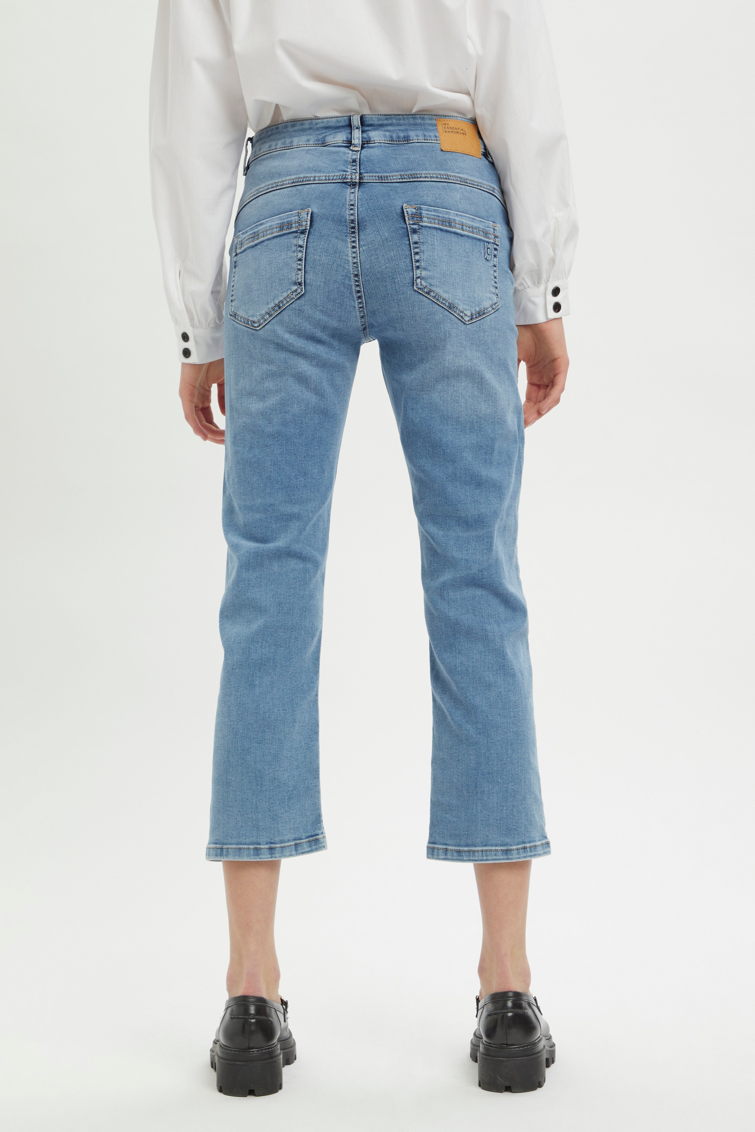 MWCleo High Straight Jeans LOOKBOOK FRONT 10703449-100045