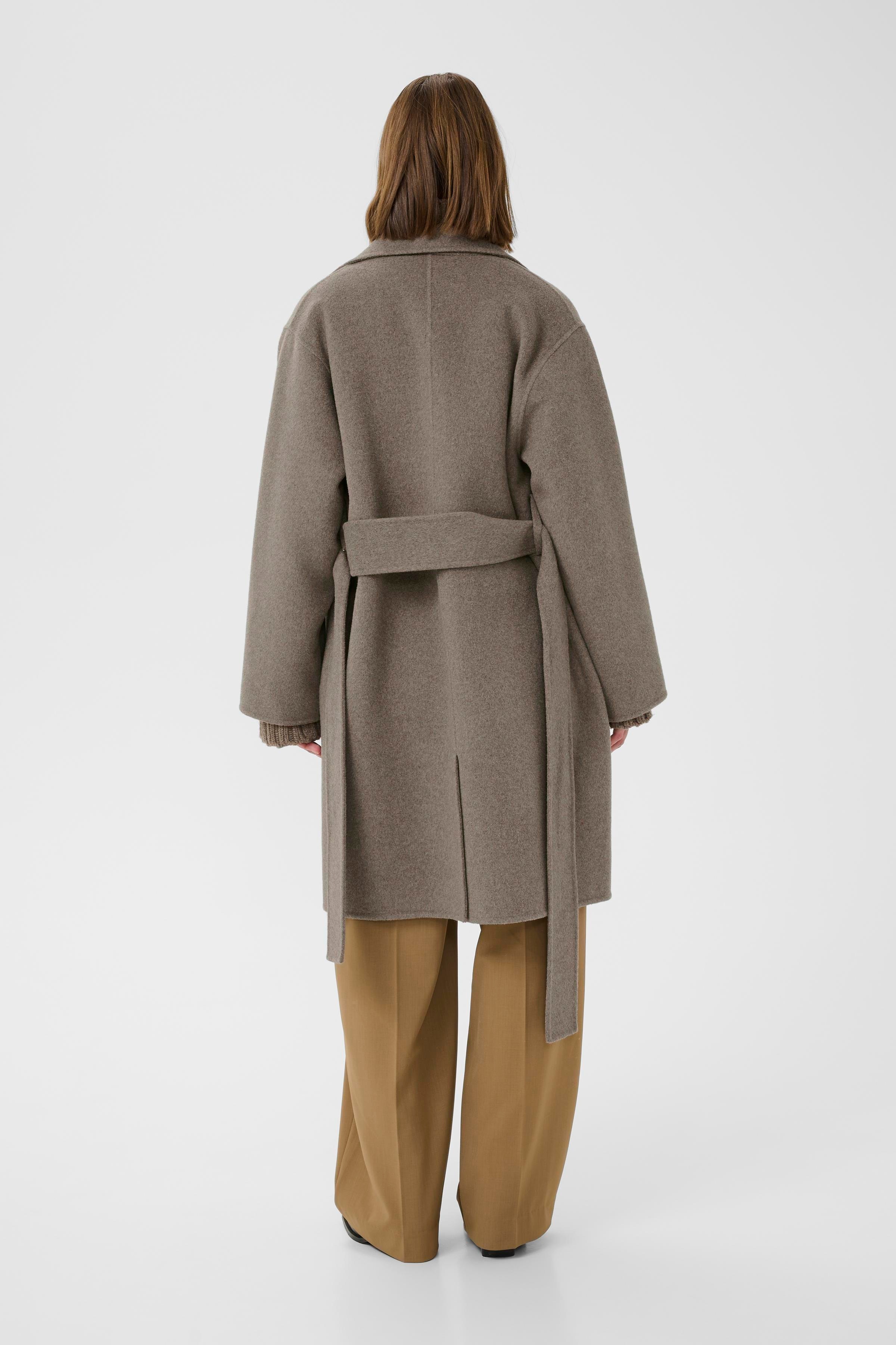YillaIW Coat LOOKBOOK BACK 30110609-1813041