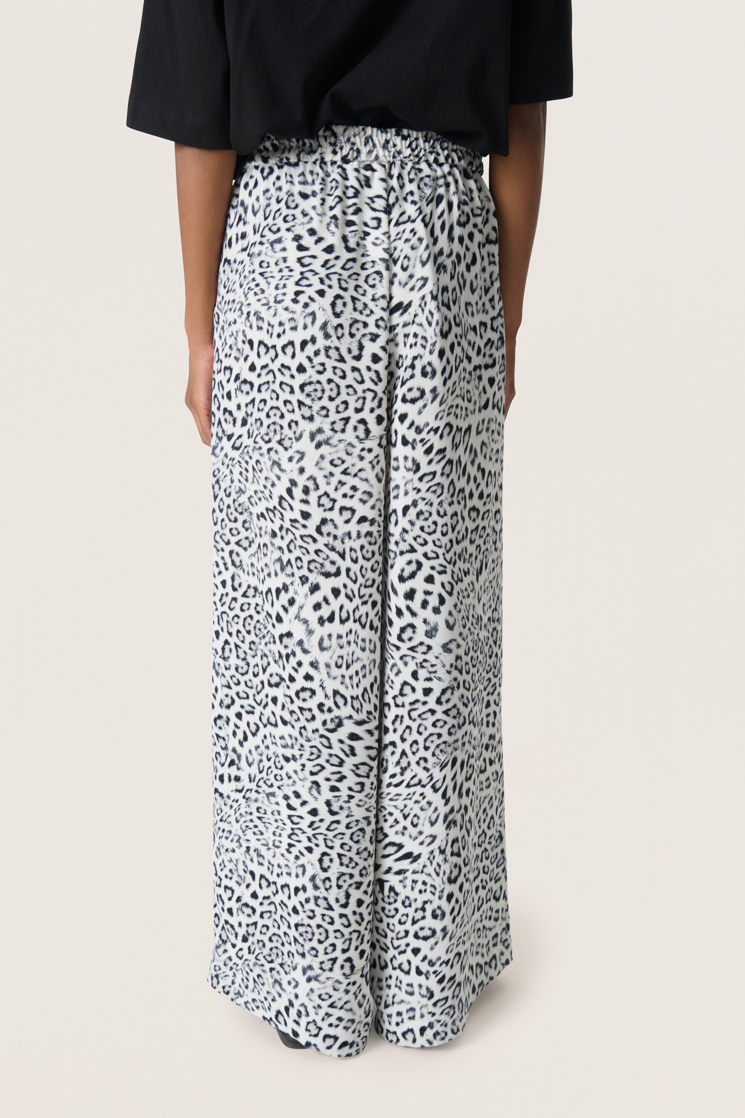 SLShirley Trousers LOOKBOOK BACK 30408449-304331