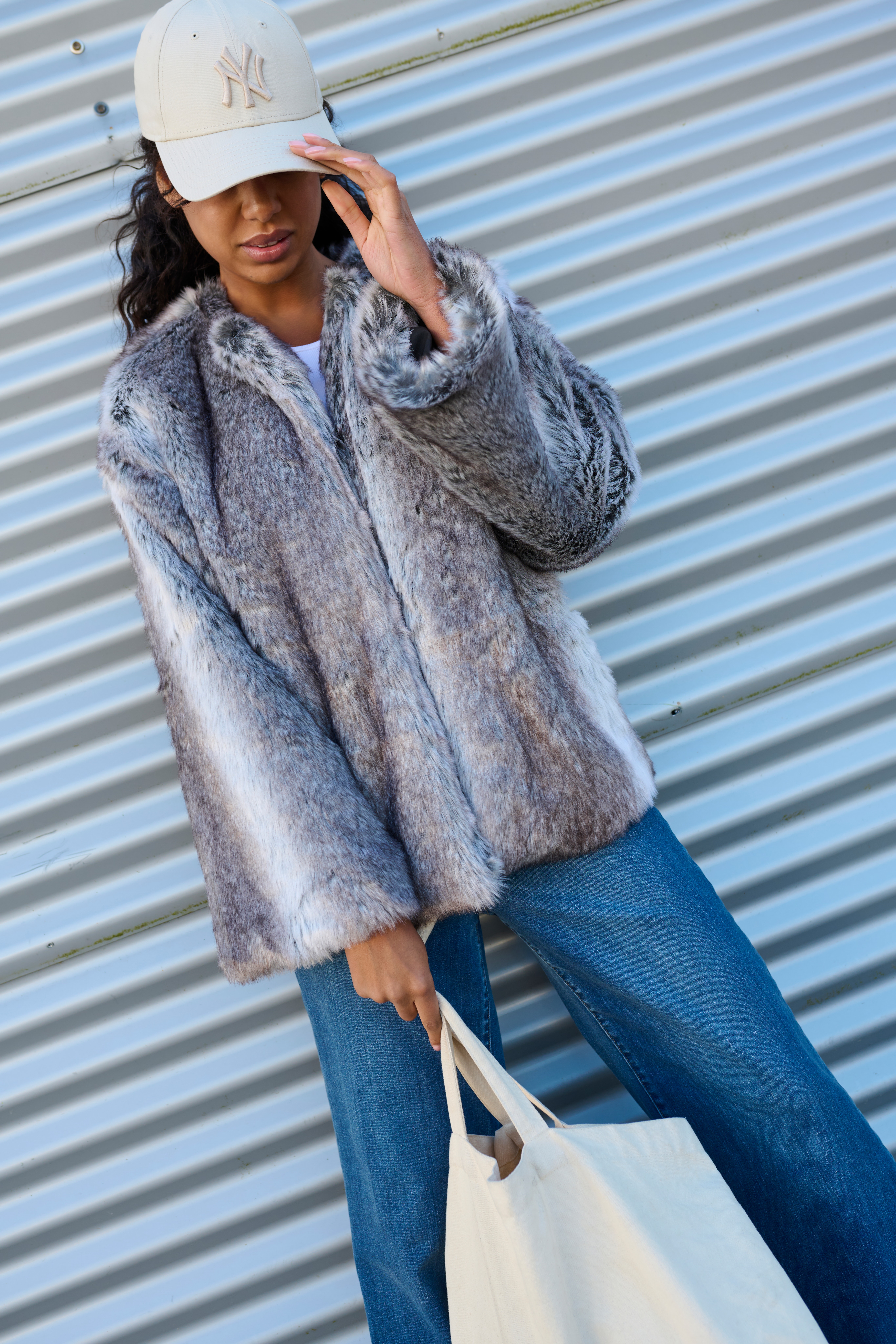 KAsolana Mantel LOCATION NONE 10510177-107767