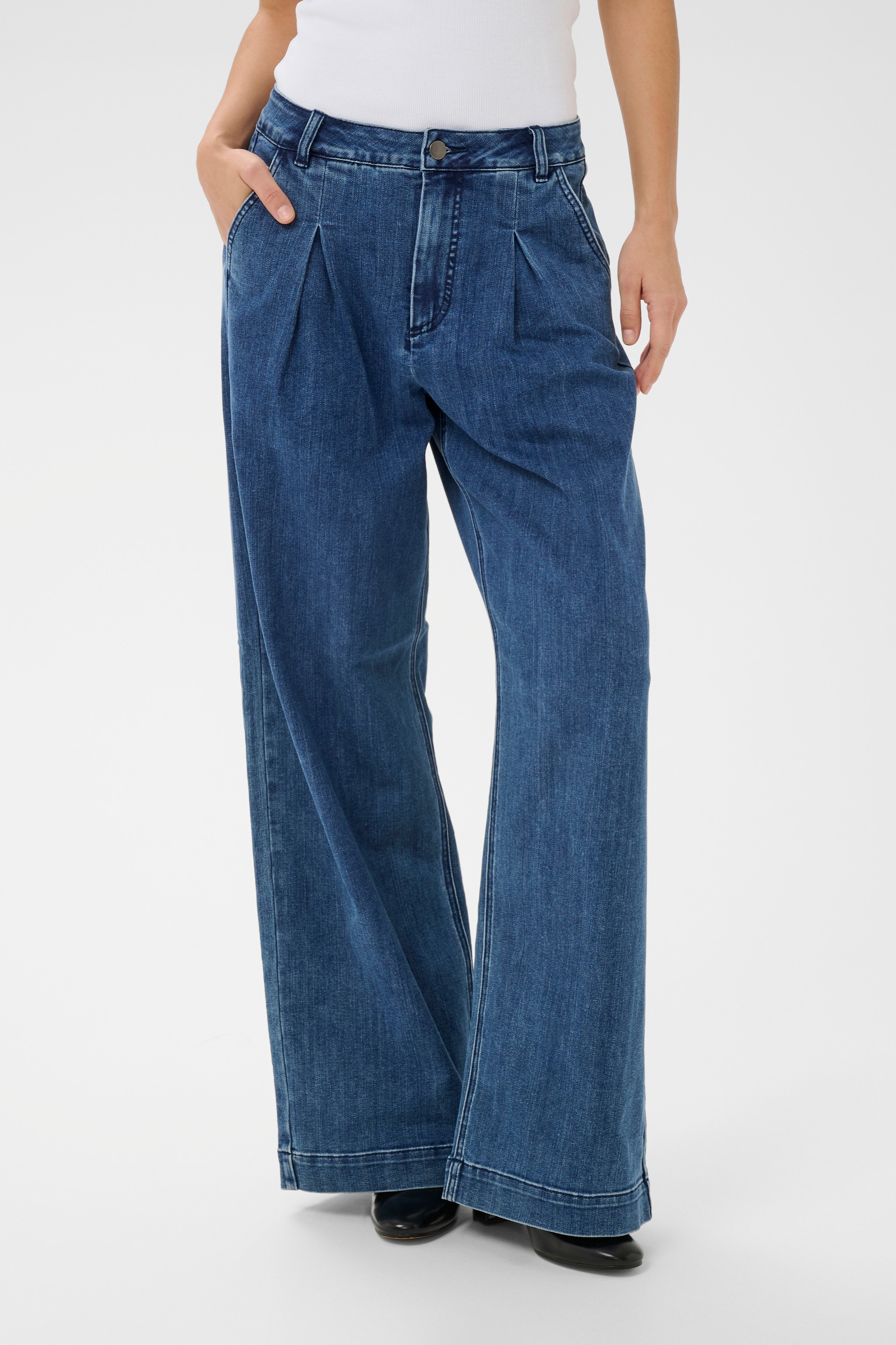 KAlea Wide Jeans LOOKBOOK FRONT 10509348-102272