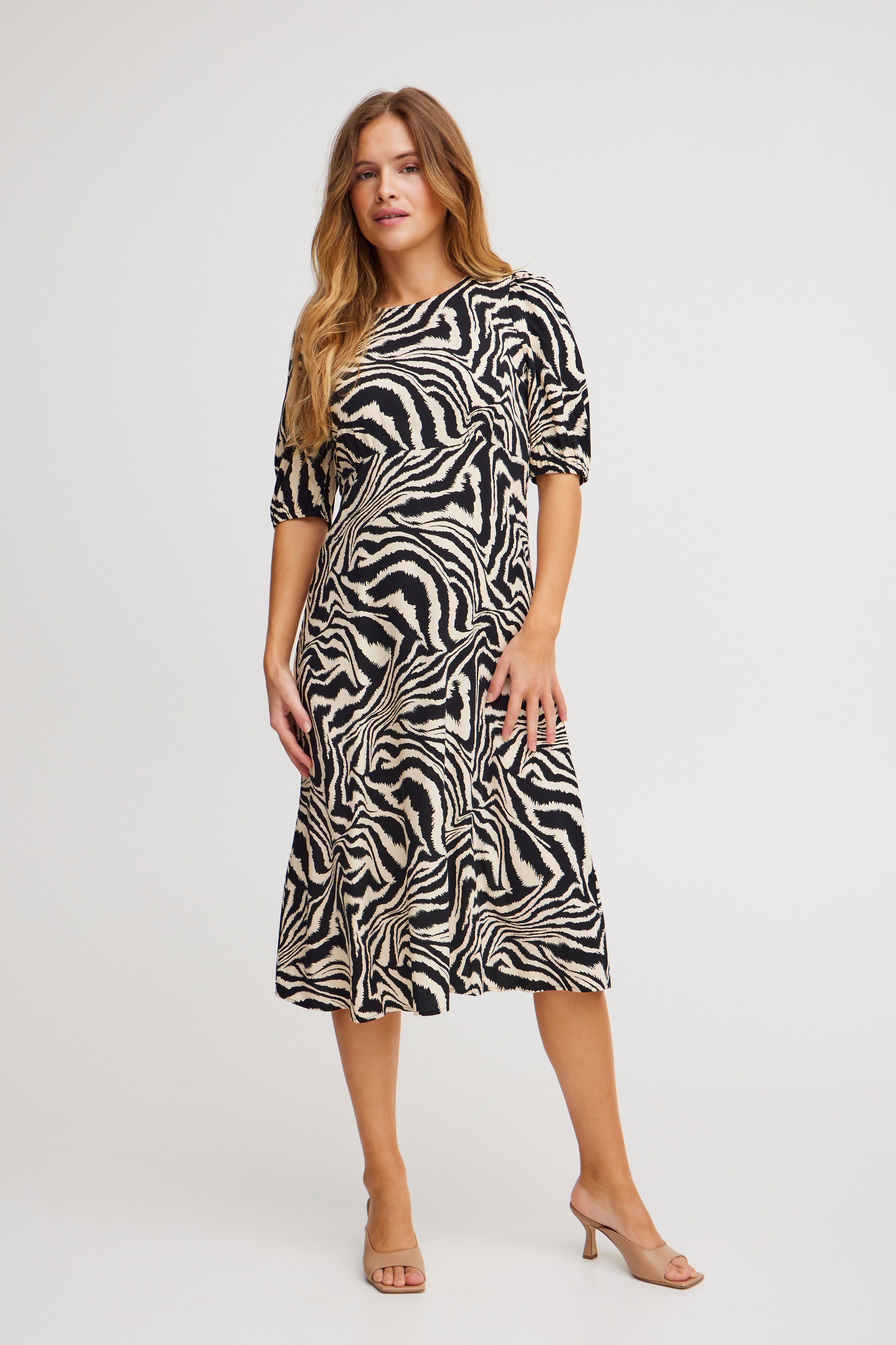 PZNELLY Kjole LOOKBOOK FRONT 50208110-203808