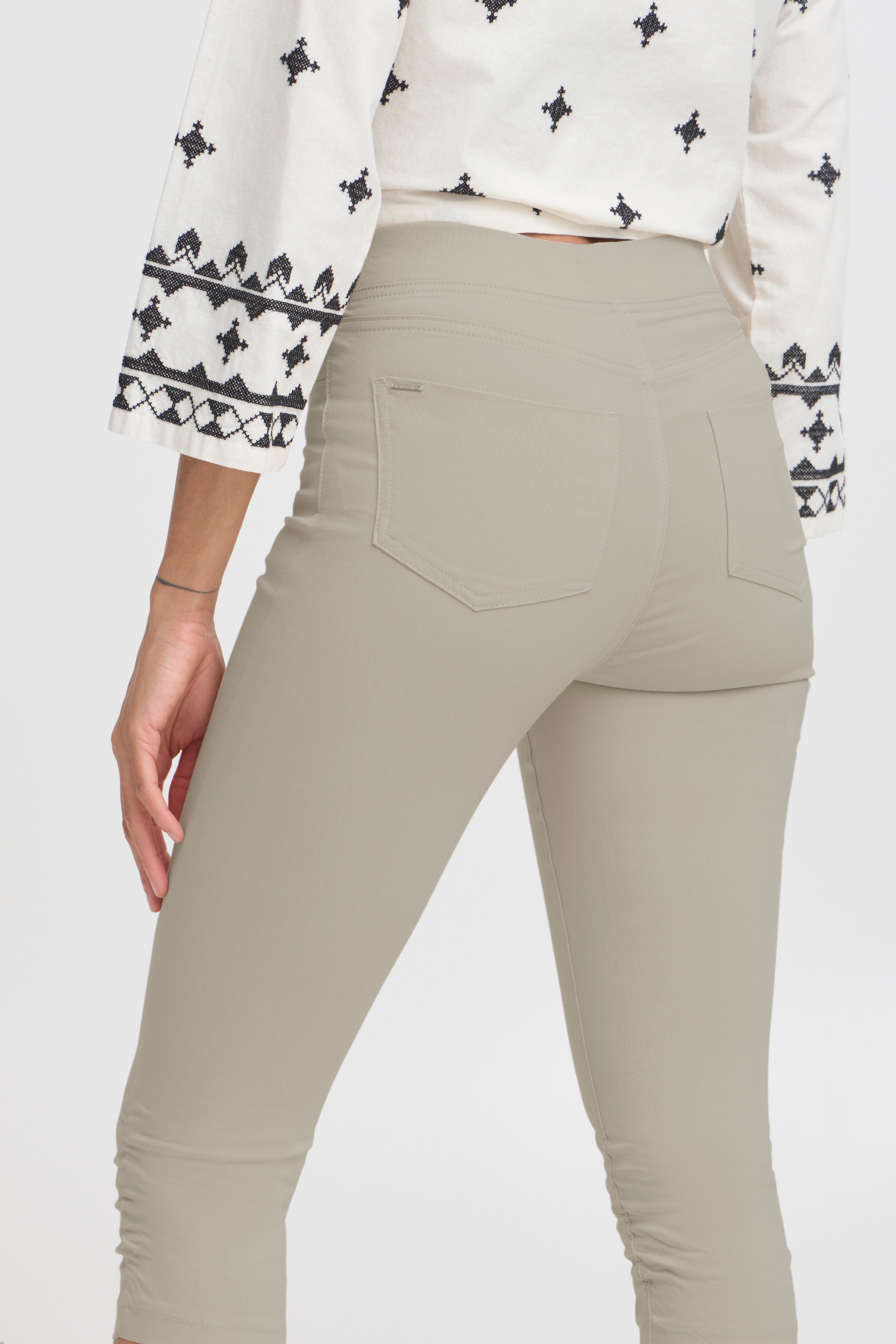 BYKEIRA Caprihose LOOKBOOK DETAIL 20805611-140708