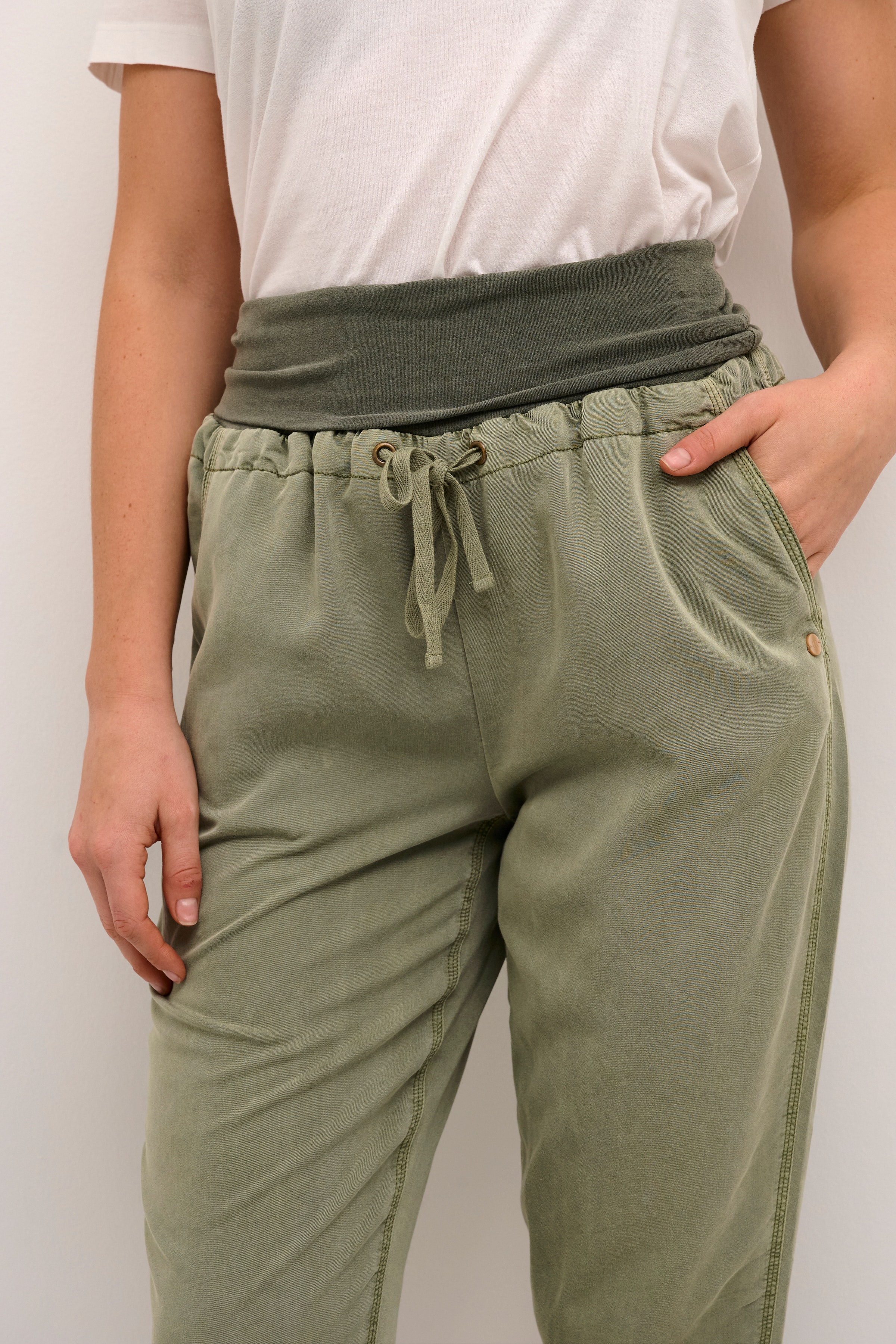 Line Trousers LOOKBOOK DETAIL 10604697-170115