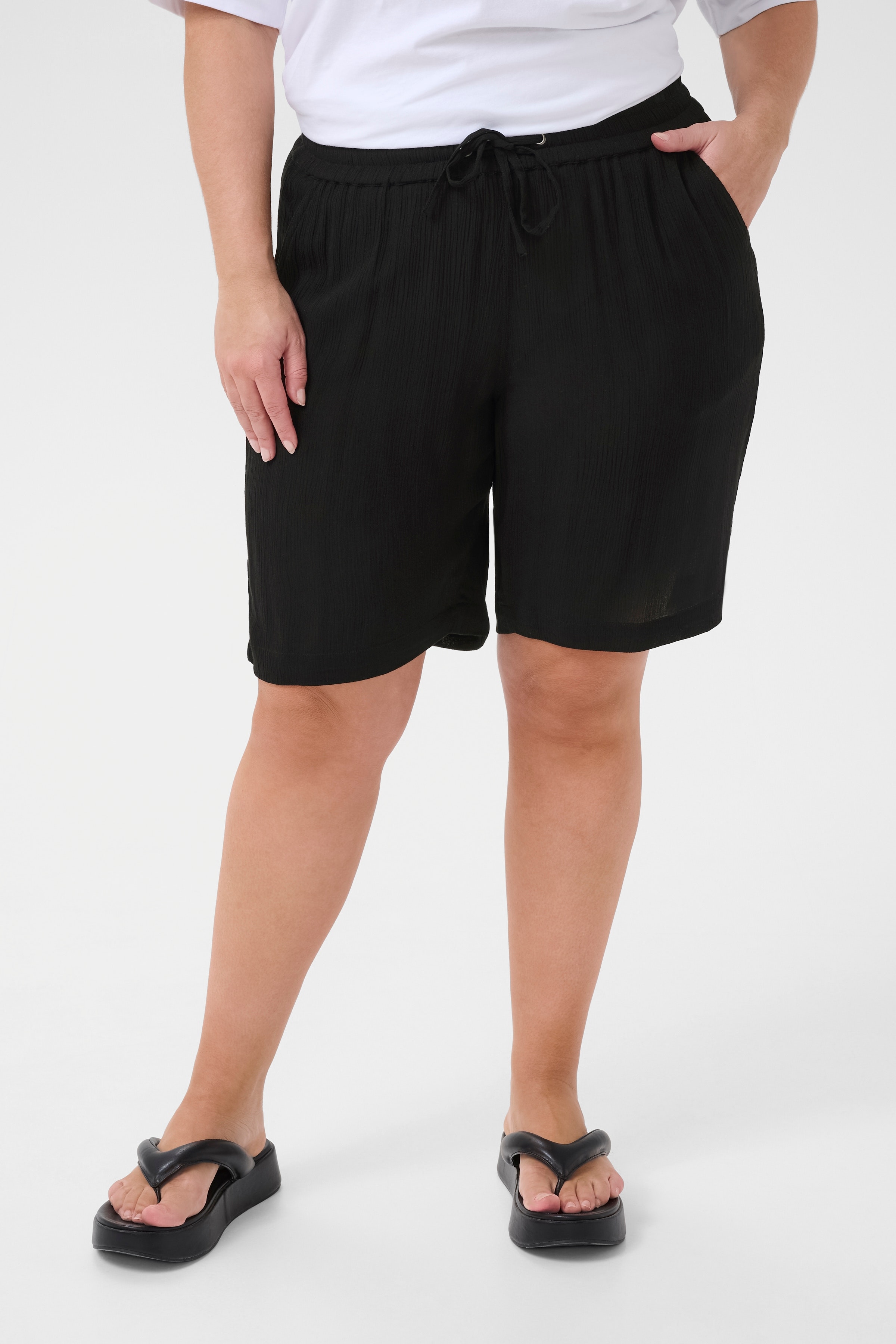 KCjulia Shorts LOOKBOOK FRONT 10583292-100121