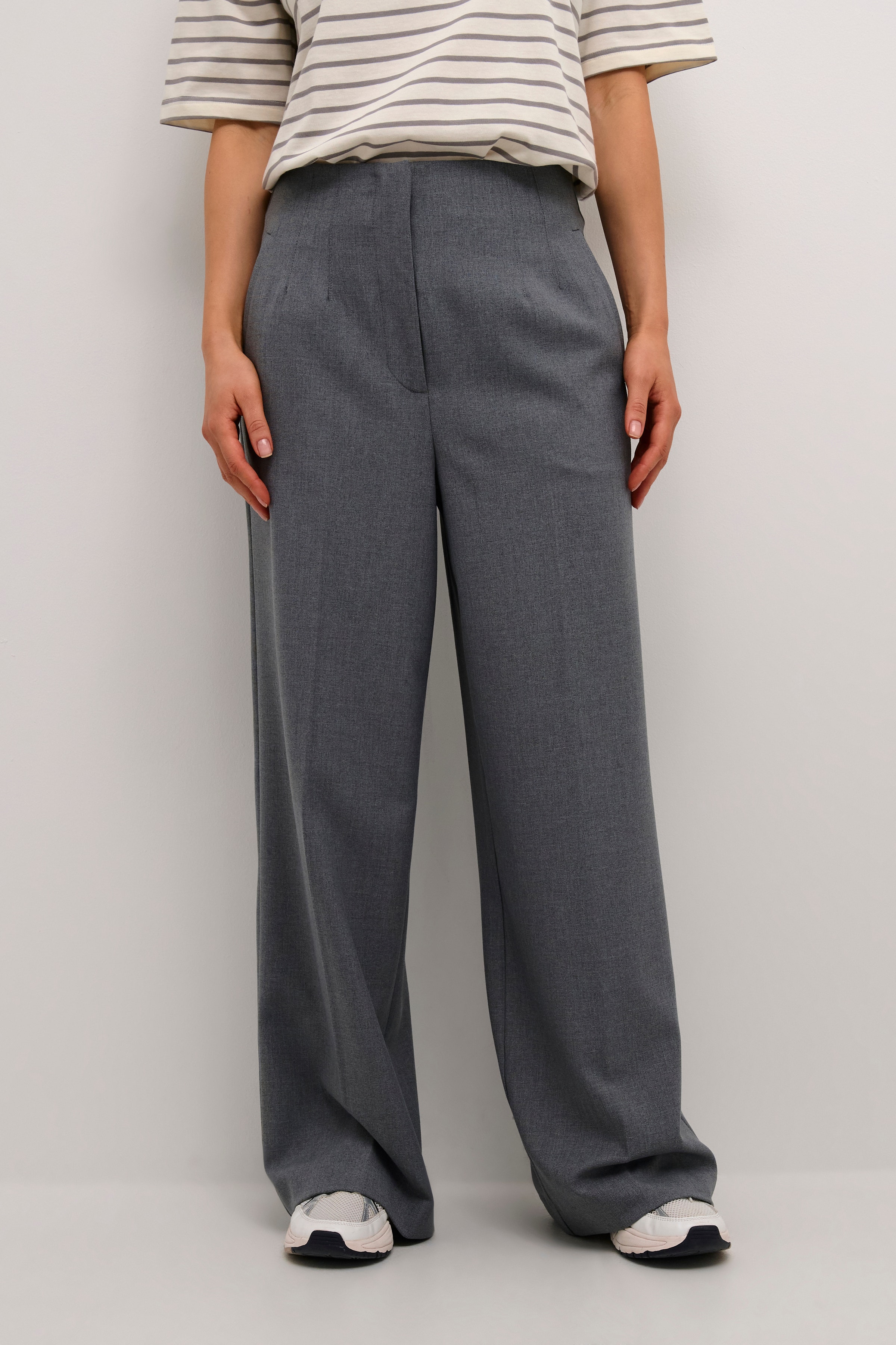 KAeden Trousers LOOKBOOK FRONT 10508943-100123