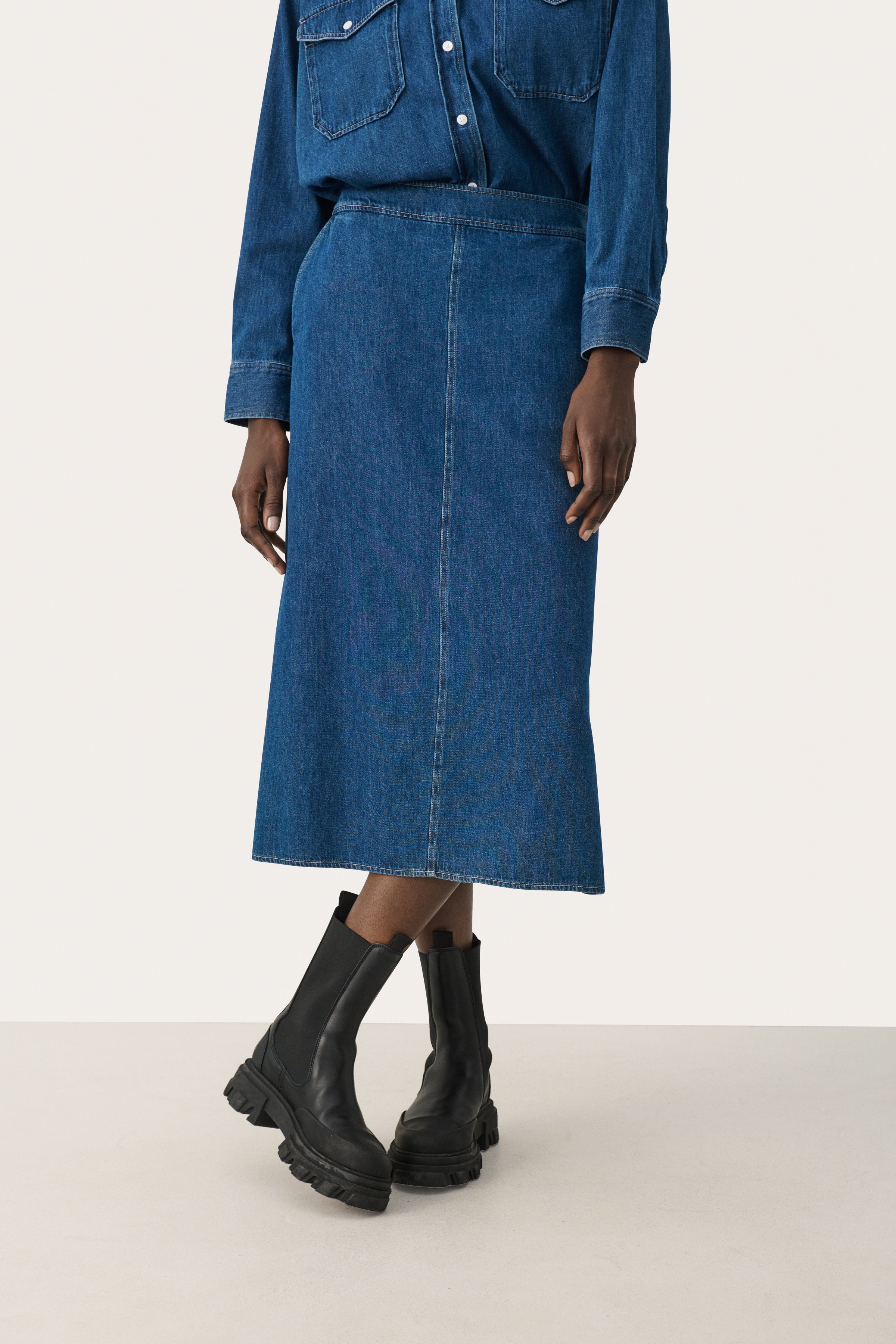 LizziePW Denim Skirt LOOKBOOK FRONT 30308878-300145