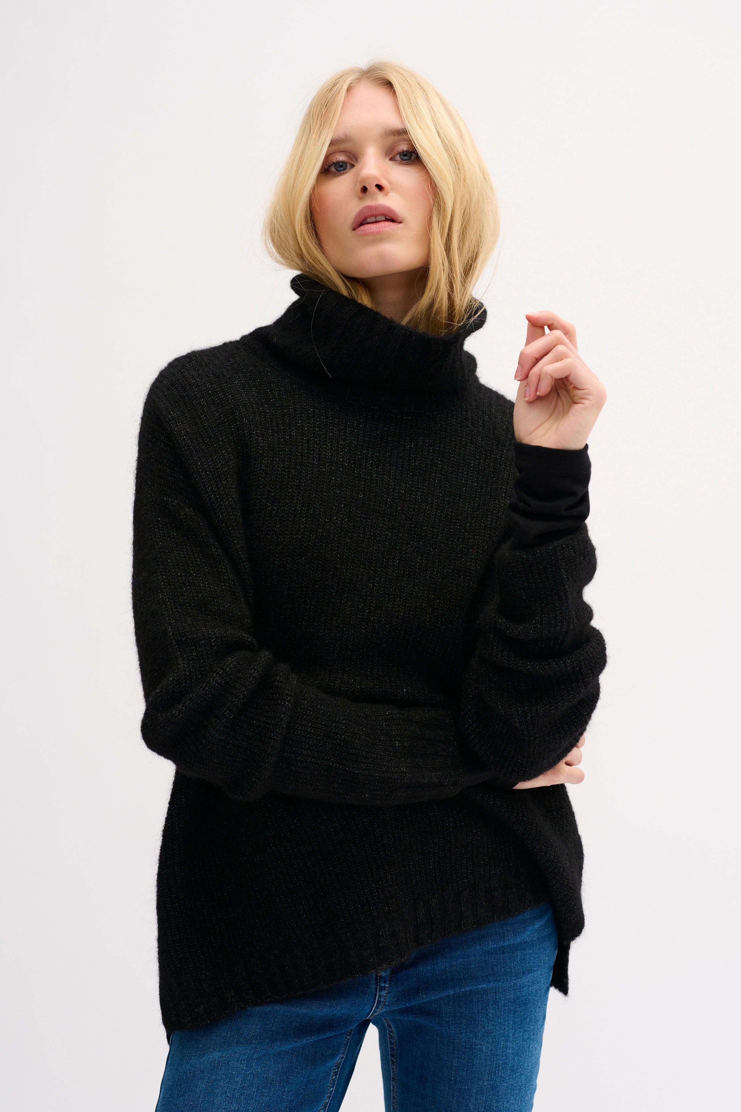 11 THE KNIT ROLLNECK LOOKBOOK FRONT 10703605-100675