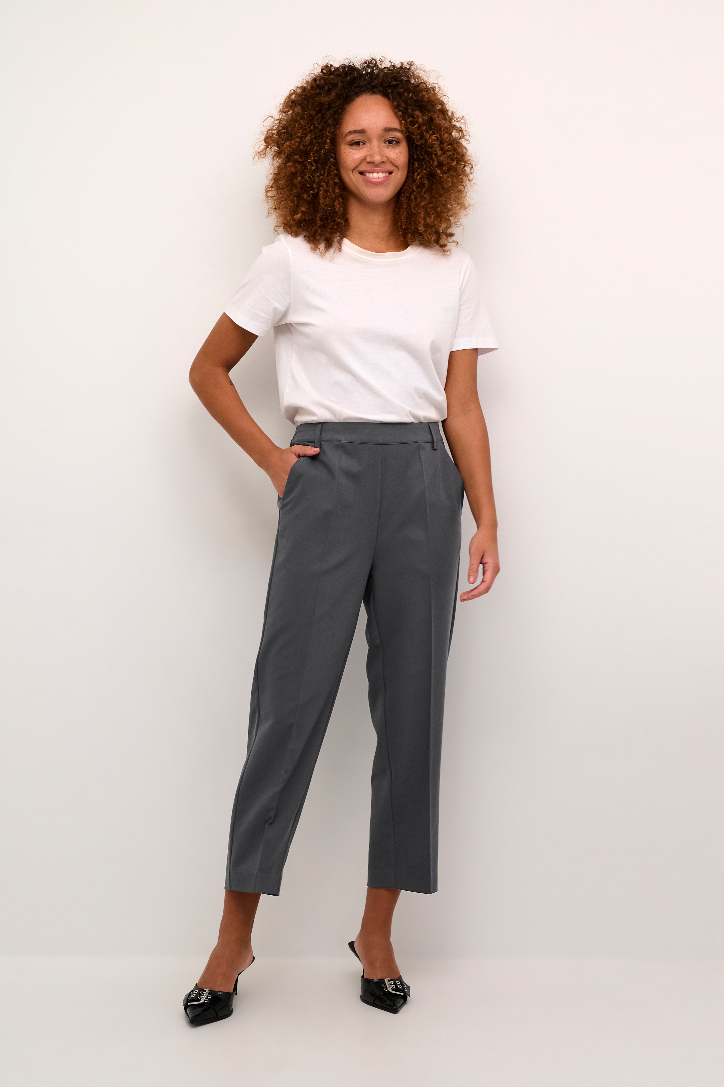 KAsakura Cropped Pants LOOKBOOK FRONT 10506127-190205