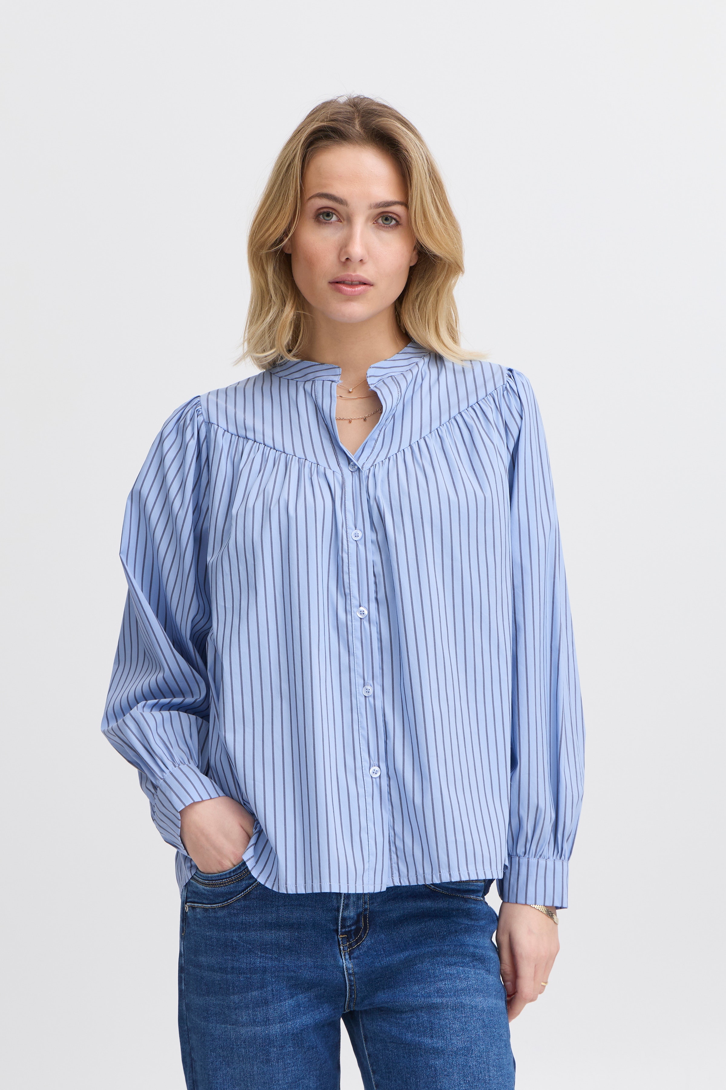 SBGISU Bluse LOOKBOOK FRONT 22100909-203403