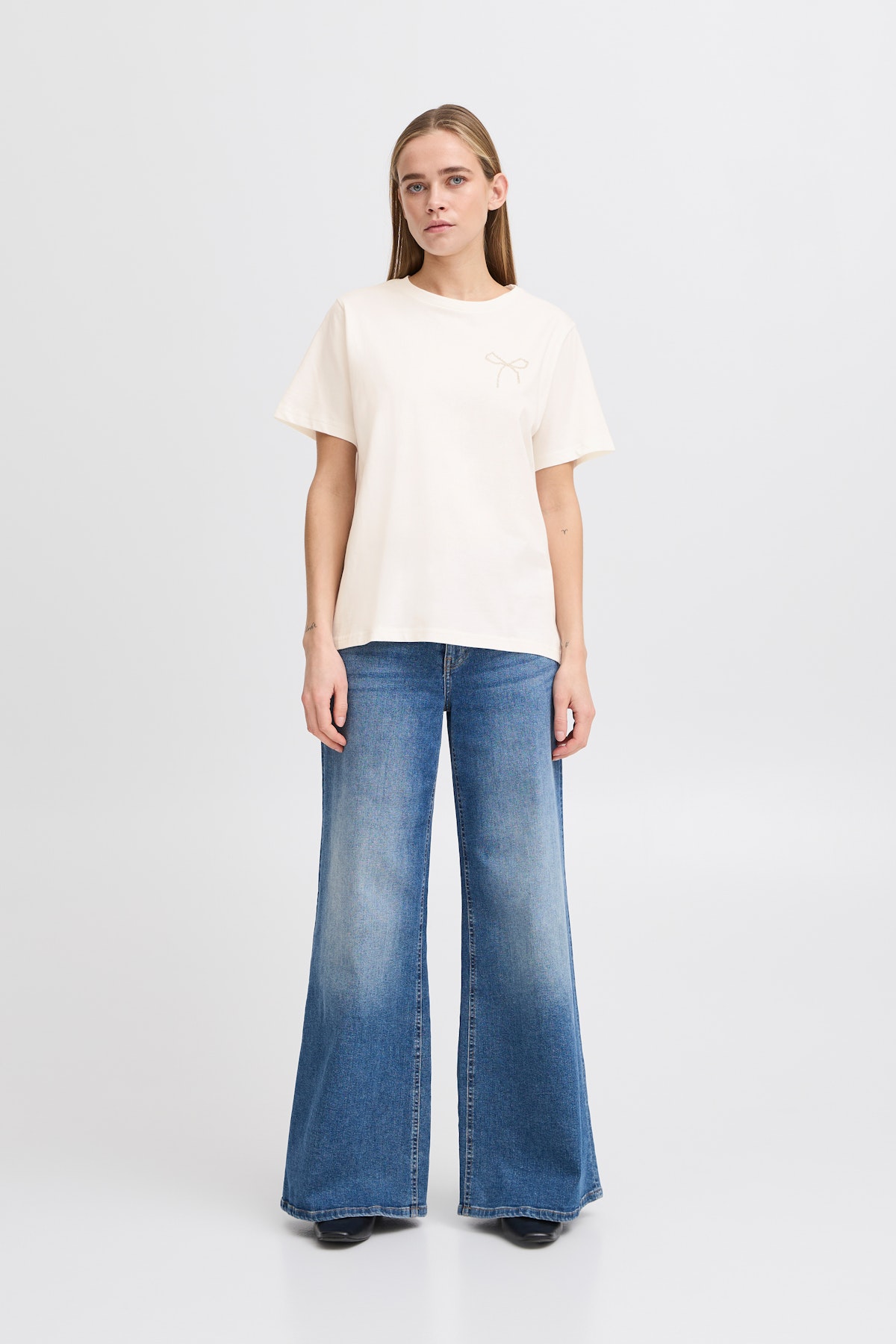 売れ筋商品|||イチ Tシャツ レディース トップス IHCAMINO - Basic T-shirt - cloud dancer w black IHCAMINO T-shirt in cloud dancer w. pine green cotton | ICHI
