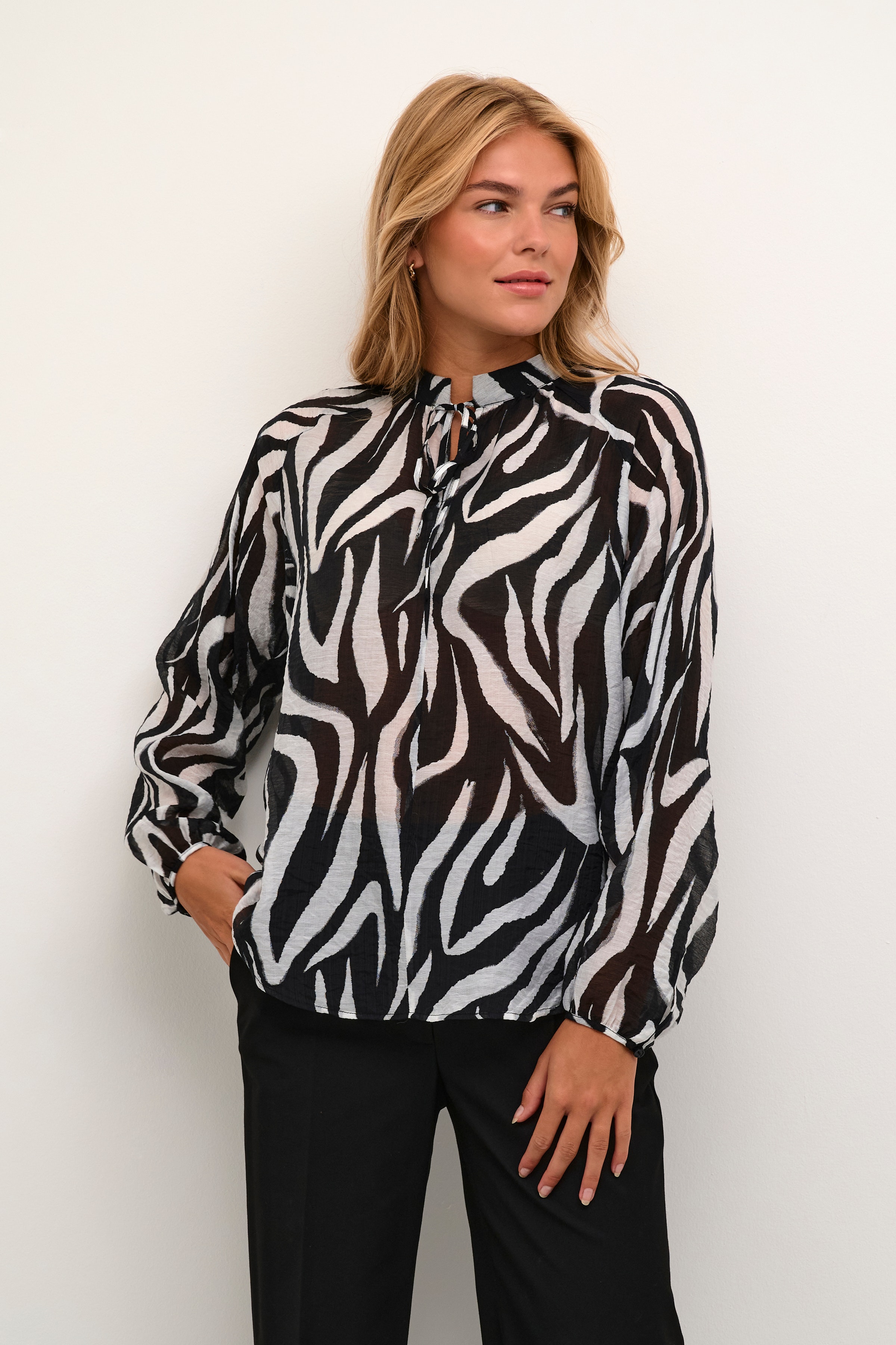 ZoraKB Blouse LOOKBOOK FRONT 10104816-194008