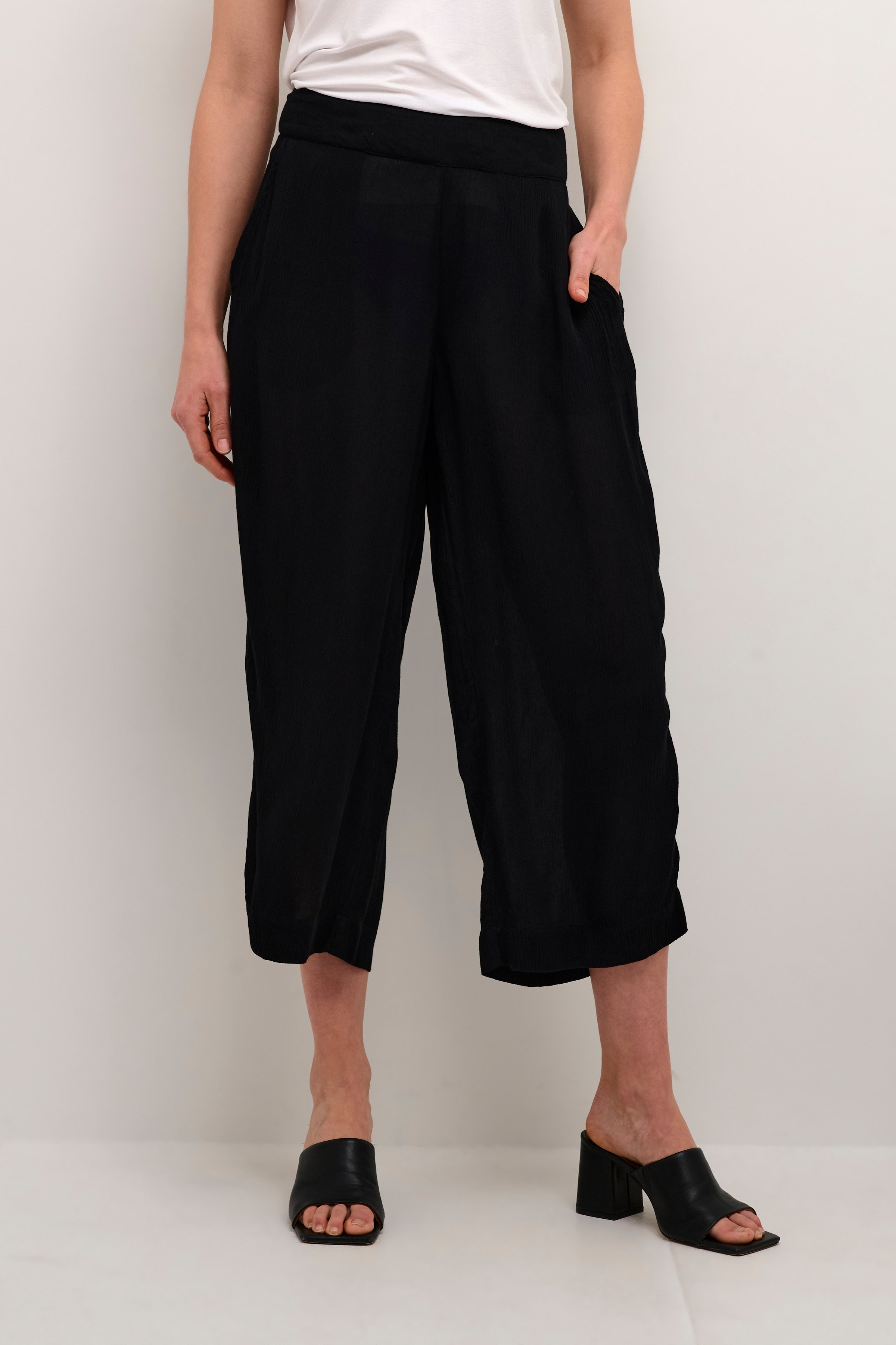 BPulla Trousers LOOKBOOK FRONT 10590456-100121B