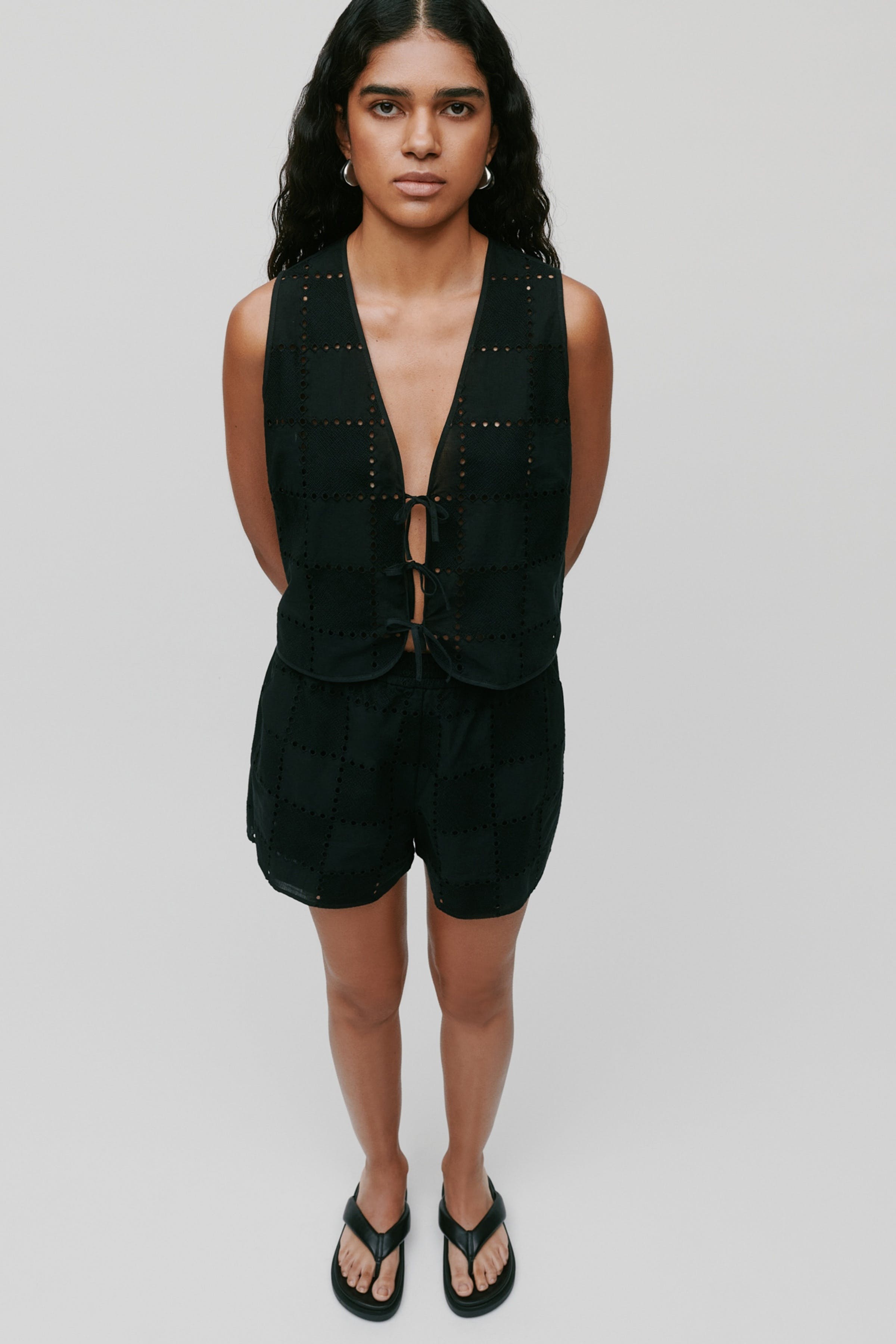 TALA Vest LOOKBOOK FRONT 30600484-BK999